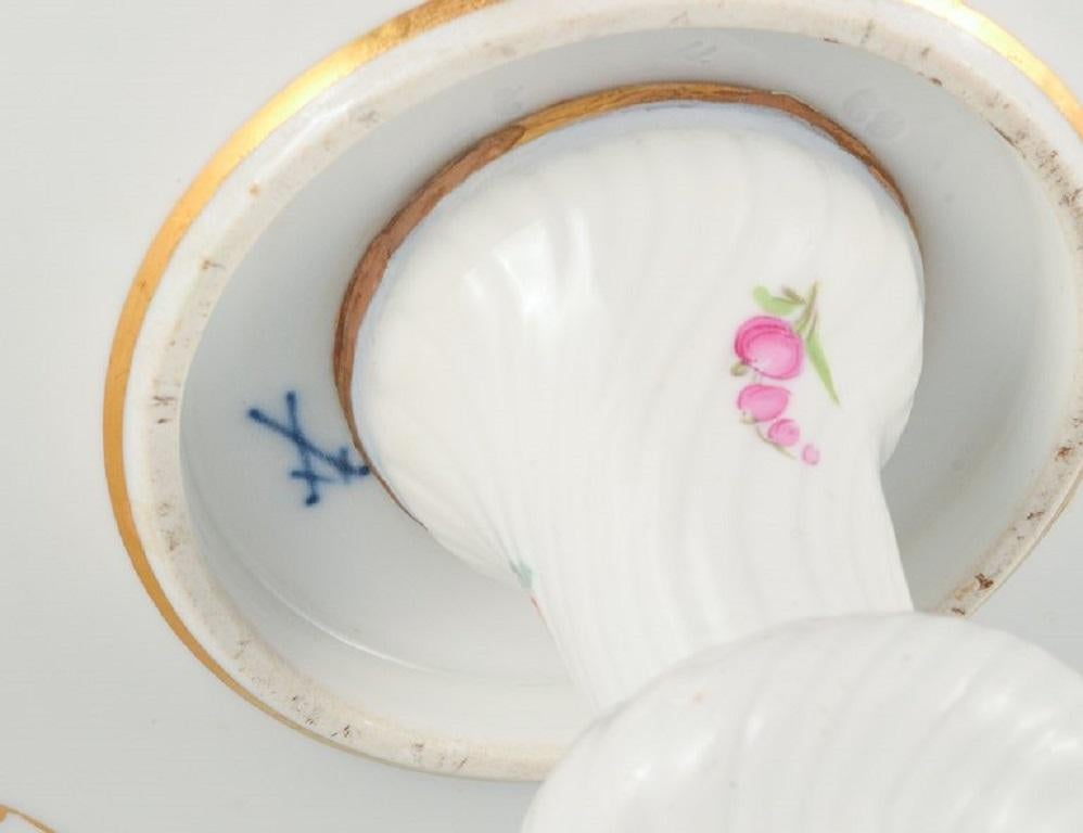 Grande composta traforata di Meissen decorata con fiori policromi, 1900 circa. in vendita 1