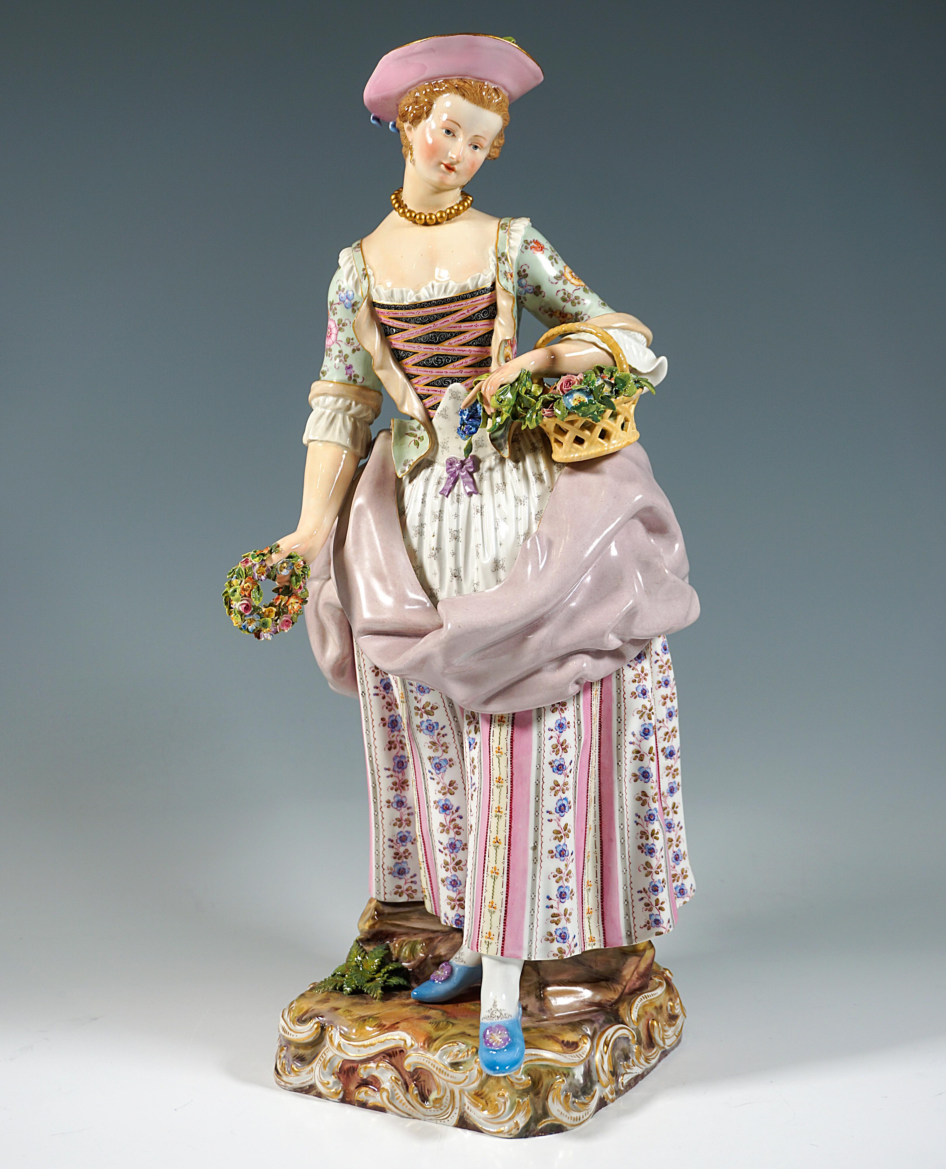 Gärtnerpaar, bestehend aus zwei Einzelfiguren.
Die Gärtnerin trägt ländliche Rokoko-Kleidung: ein Kleid mit aufwändigem Blumenschmuck und hochgesteckter Schürze, Korsett und Borten, einen Hut mit Krempe und Blumenschmuck, am linken Arm einen Korb