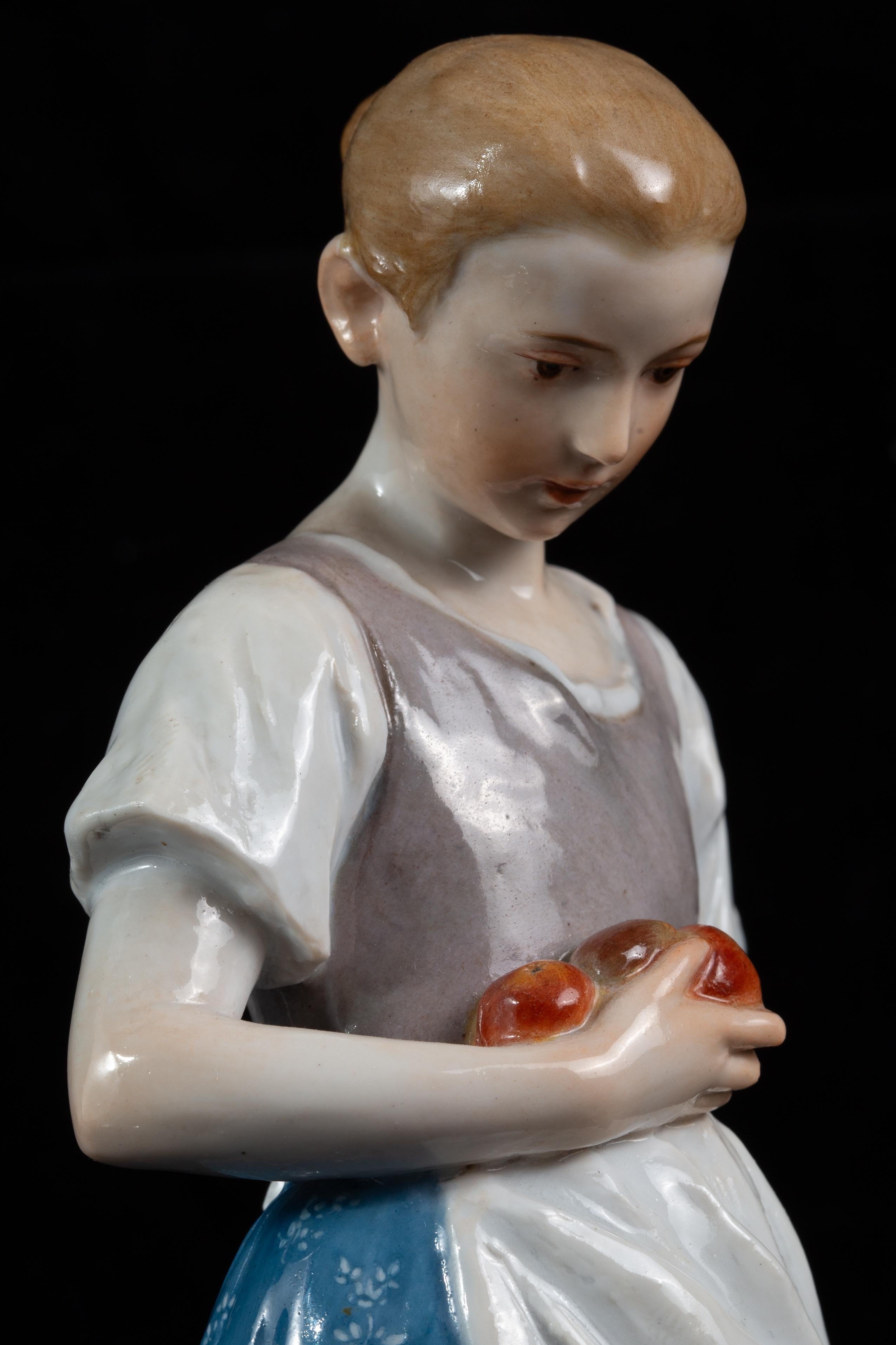 Große Meissen Porcelain Jugendstil Figur 'Mädchen mit Apfelkorb' im Angebot 2