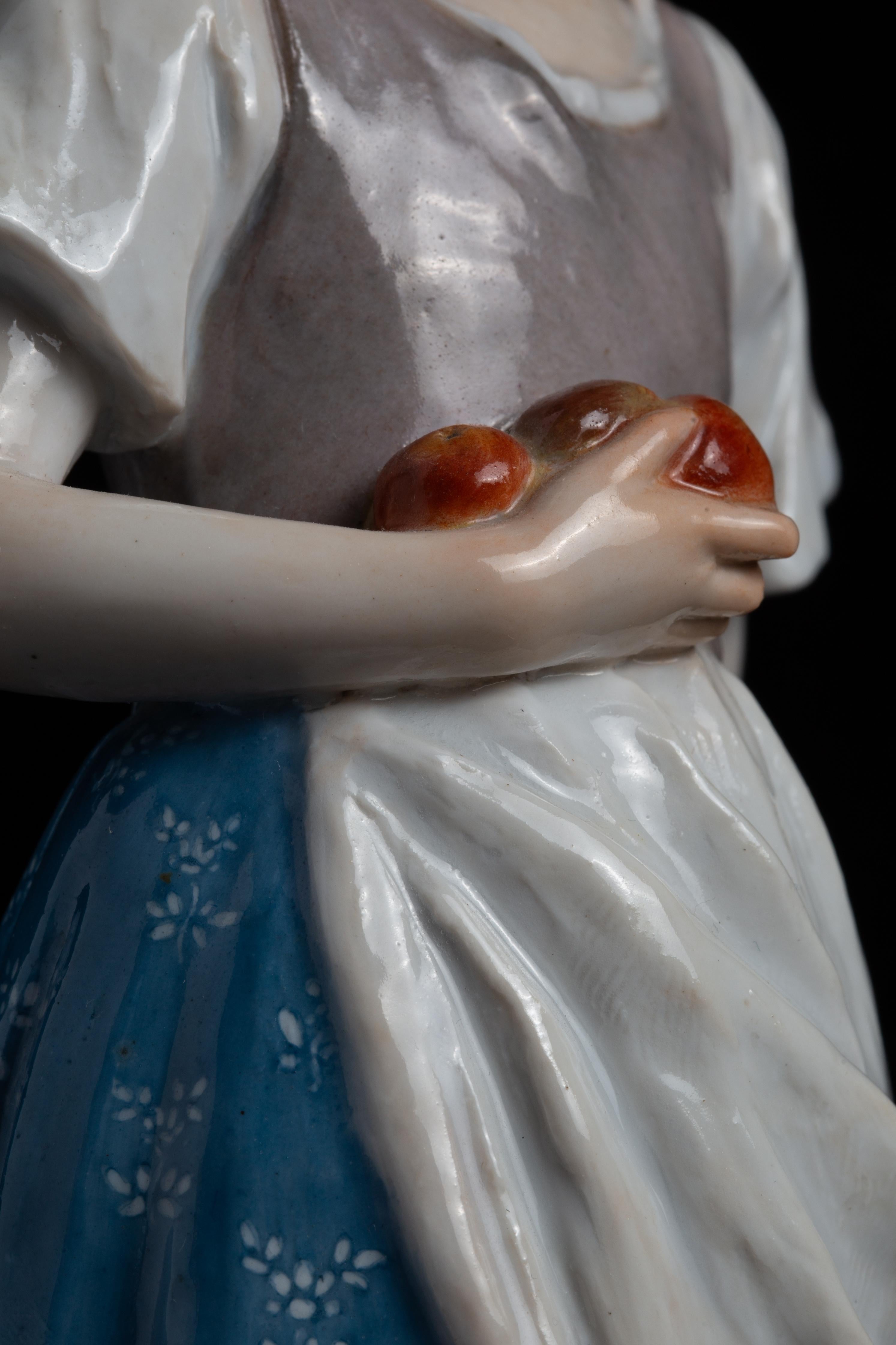 Große Meissen Porcelain Jugendstil Figur 'Mädchen mit Apfelkorb' im Angebot 3