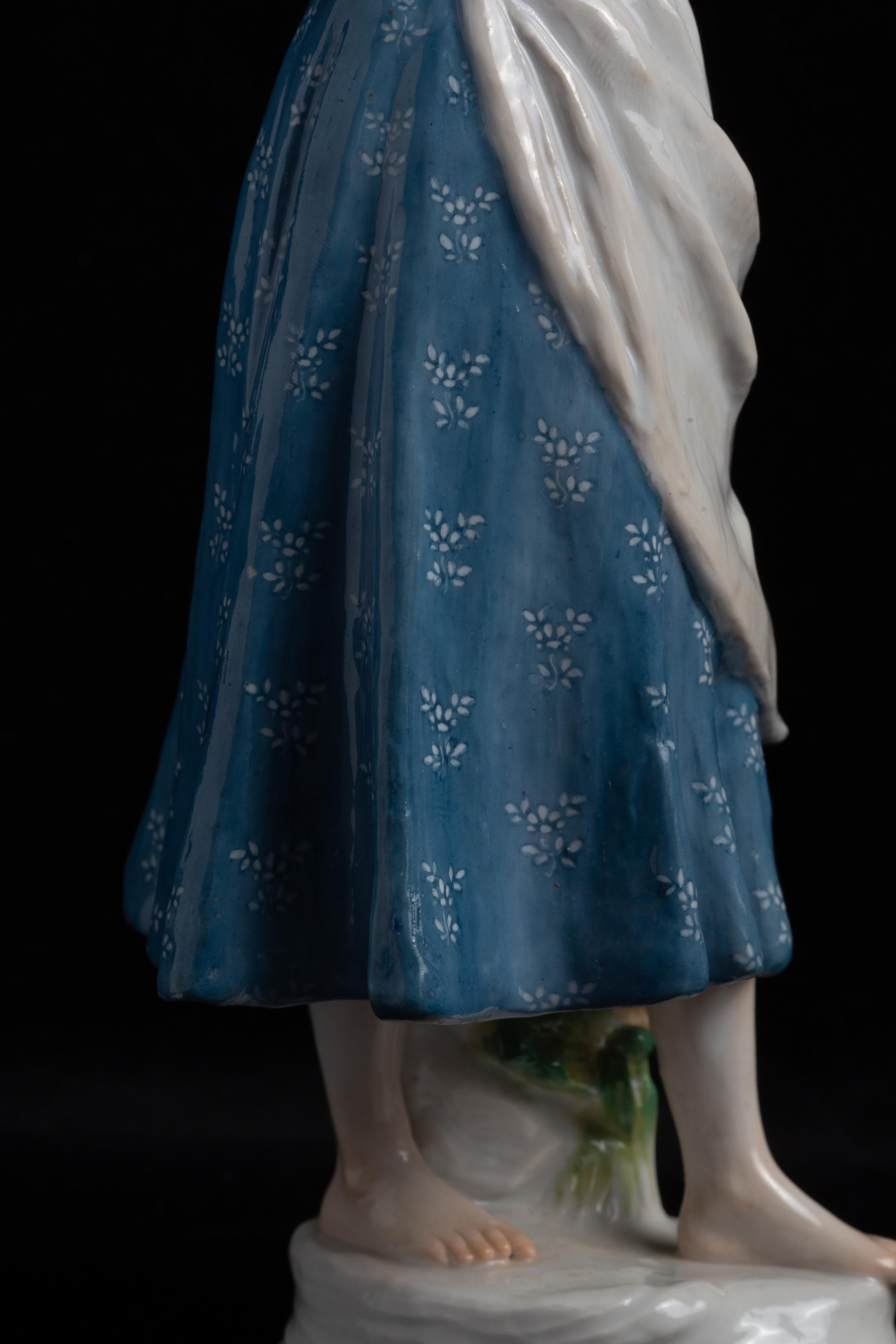 Große Meissen Porcelain Jugendstil Figur 'Mädchen mit Apfelkorb' im Angebot 4