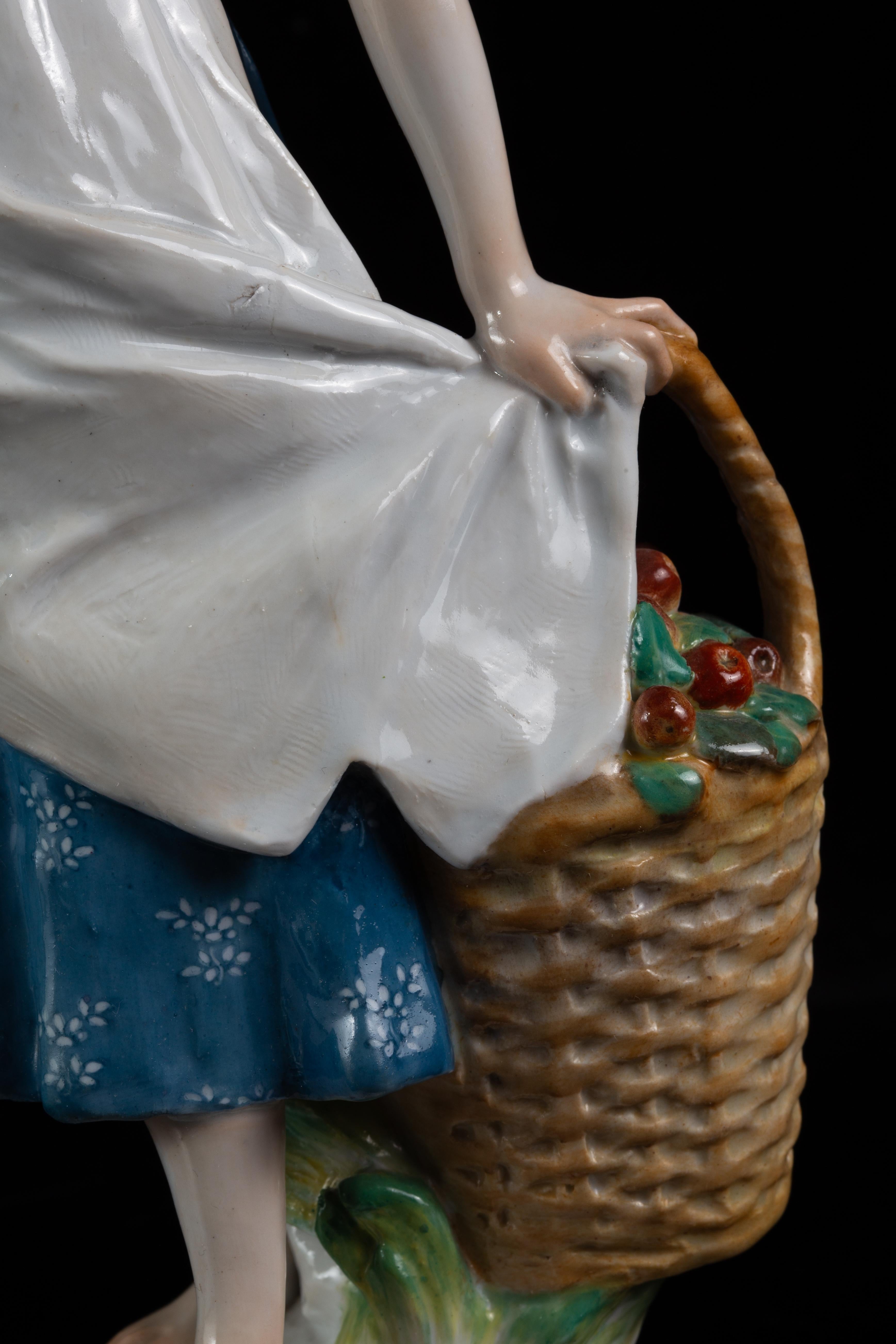 Große Meissen Porcelain Jugendstil Figur 'Mädchen mit Apfelkorb' im Angebot 5