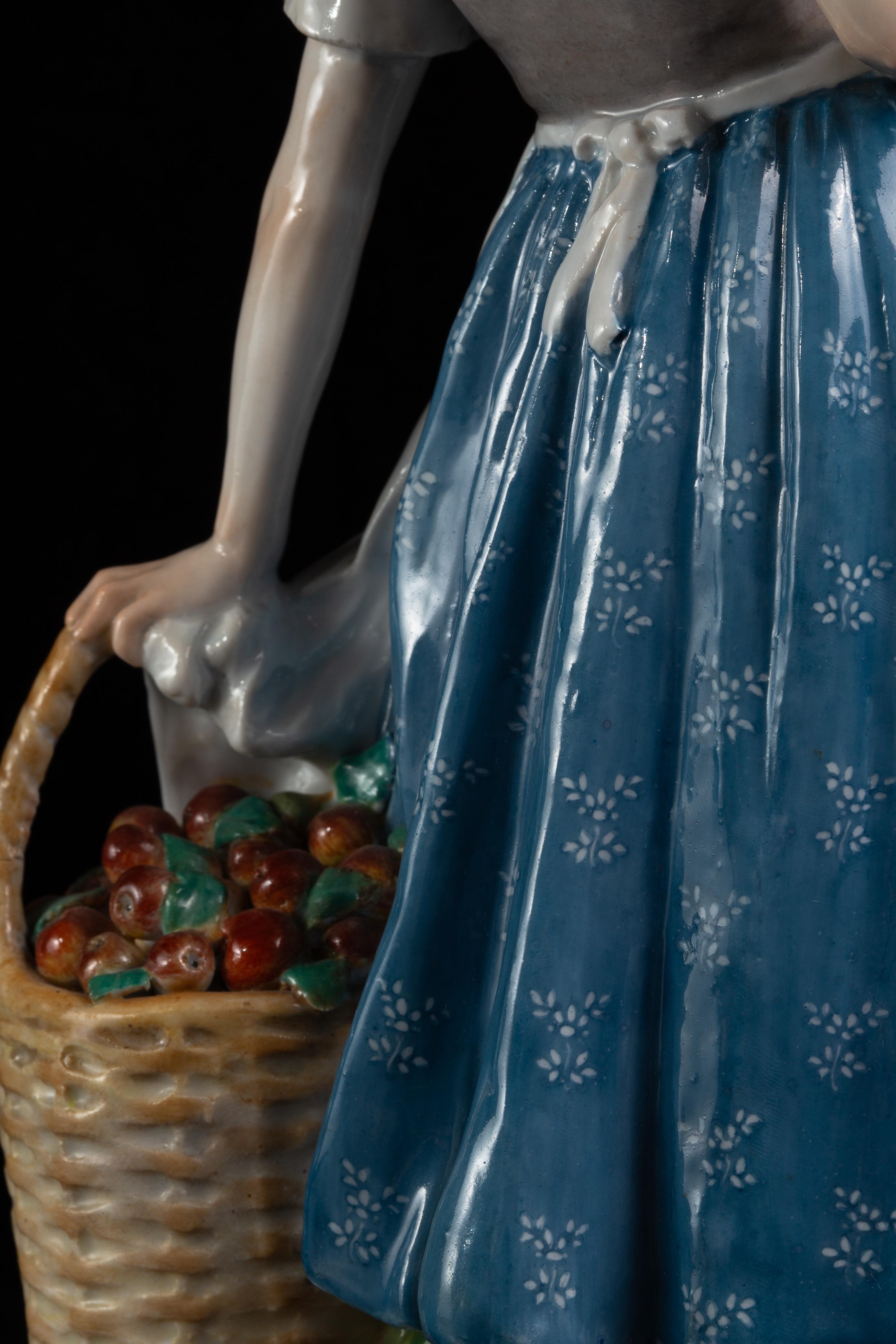 Große Meissen Porcelain Jugendstil Figur 'Mädchen mit Apfelkorb' im Angebot 9