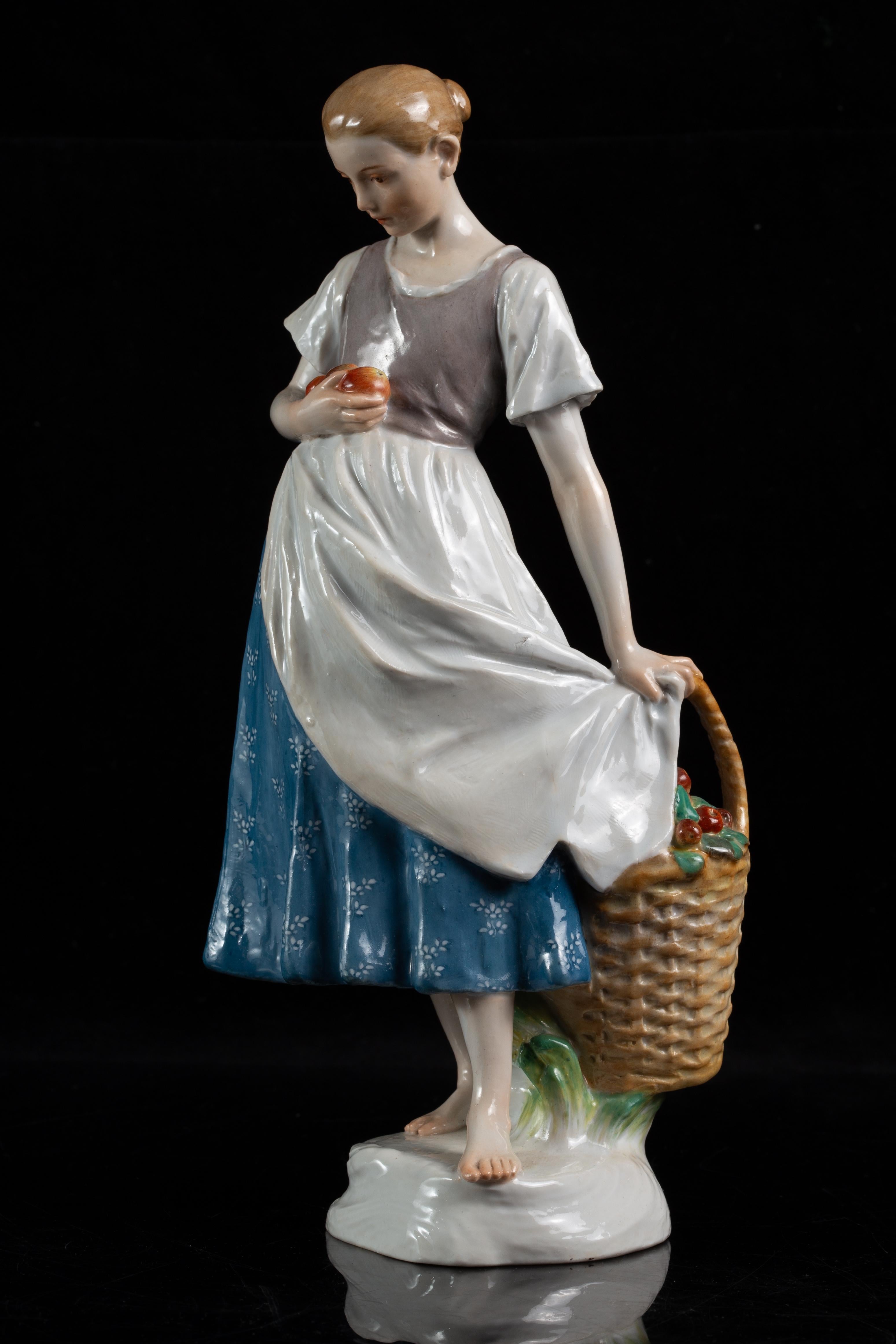 Große Meissen Porcelain Jugendstil Figur 'Mädchen mit Apfelkorb' (Deutsch) im Angebot