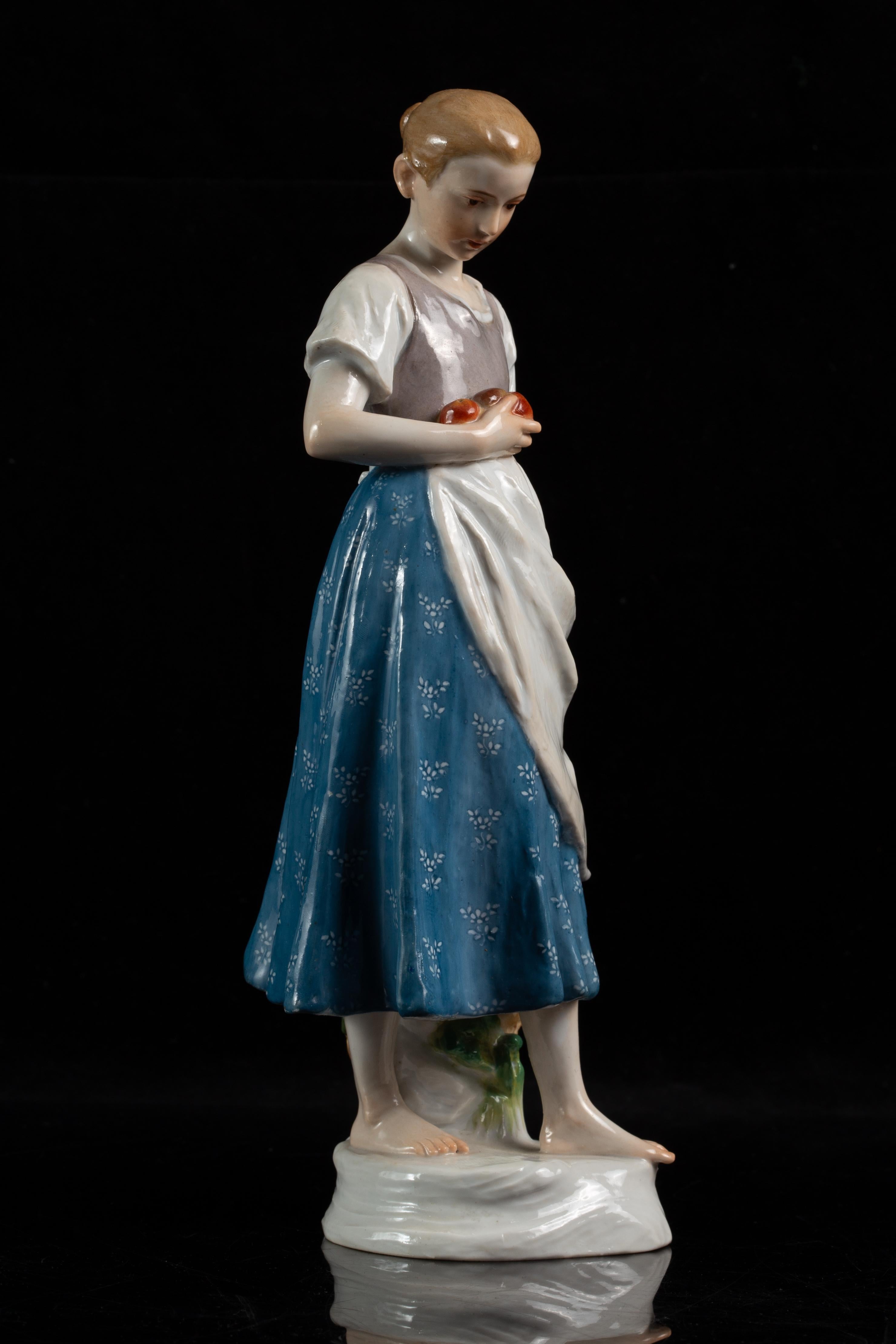 Große Meissen Porcelain Jugendstil Figur 'Mädchen mit Apfelkorb' (Handbemalt) im Angebot