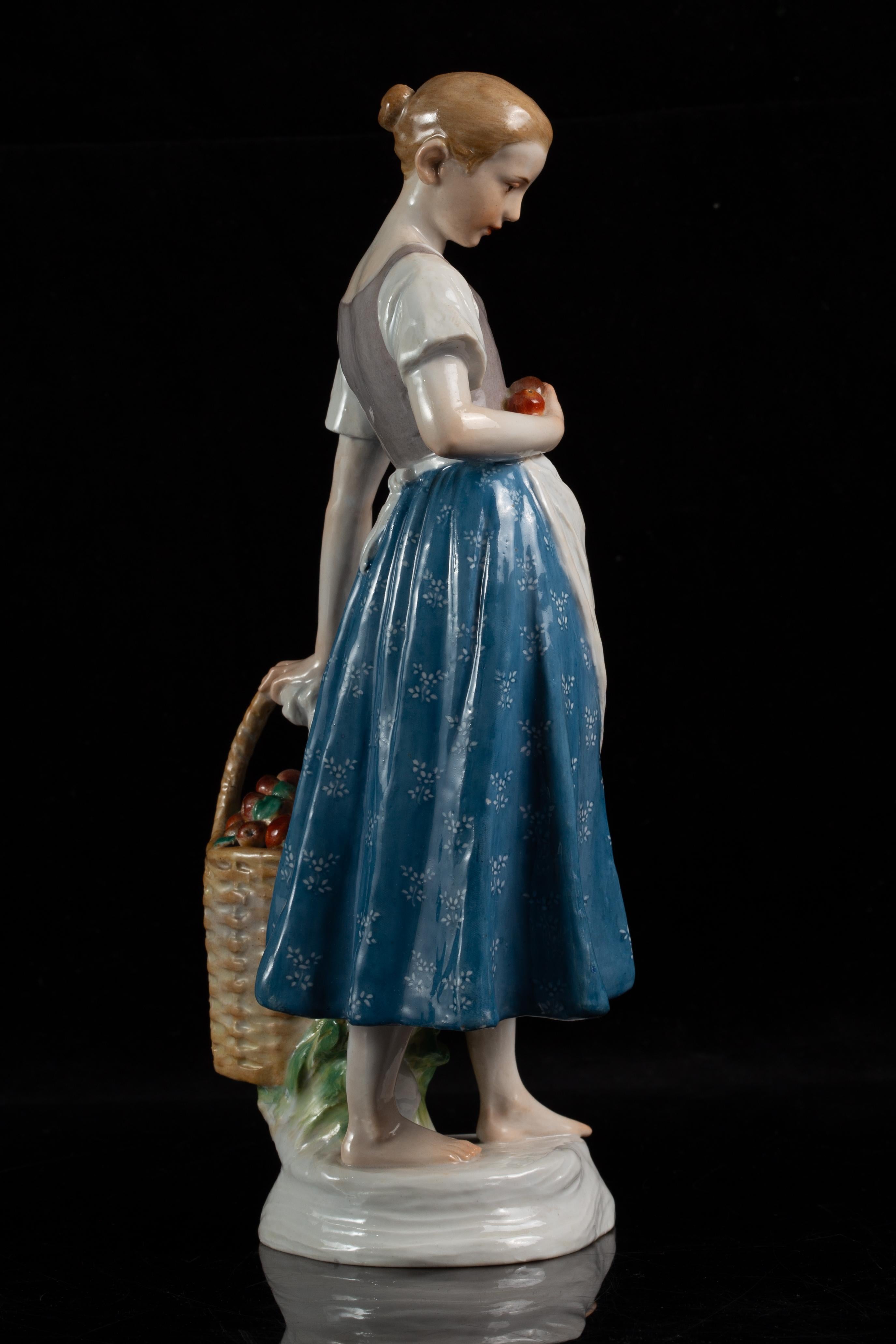 Große Meissen Porcelain Jugendstil Figur 'Mädchen mit Apfelkorb' im Zustand „Hervorragend“ im Angebot in New York, NY