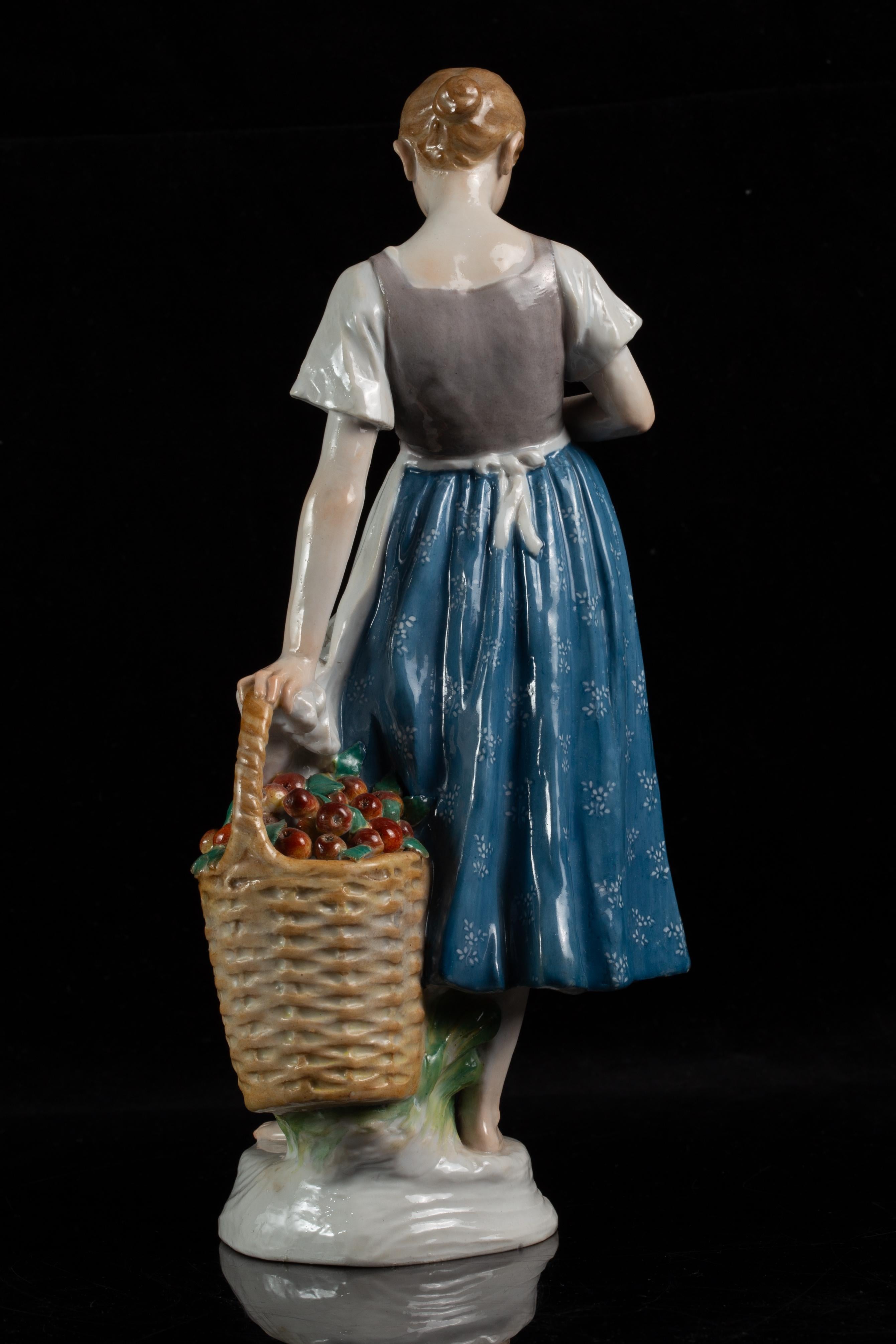 Große Meissen Porcelain Jugendstil Figur 'Mädchen mit Apfelkorb' (Spätes 19. Jahrhundert) im Angebot