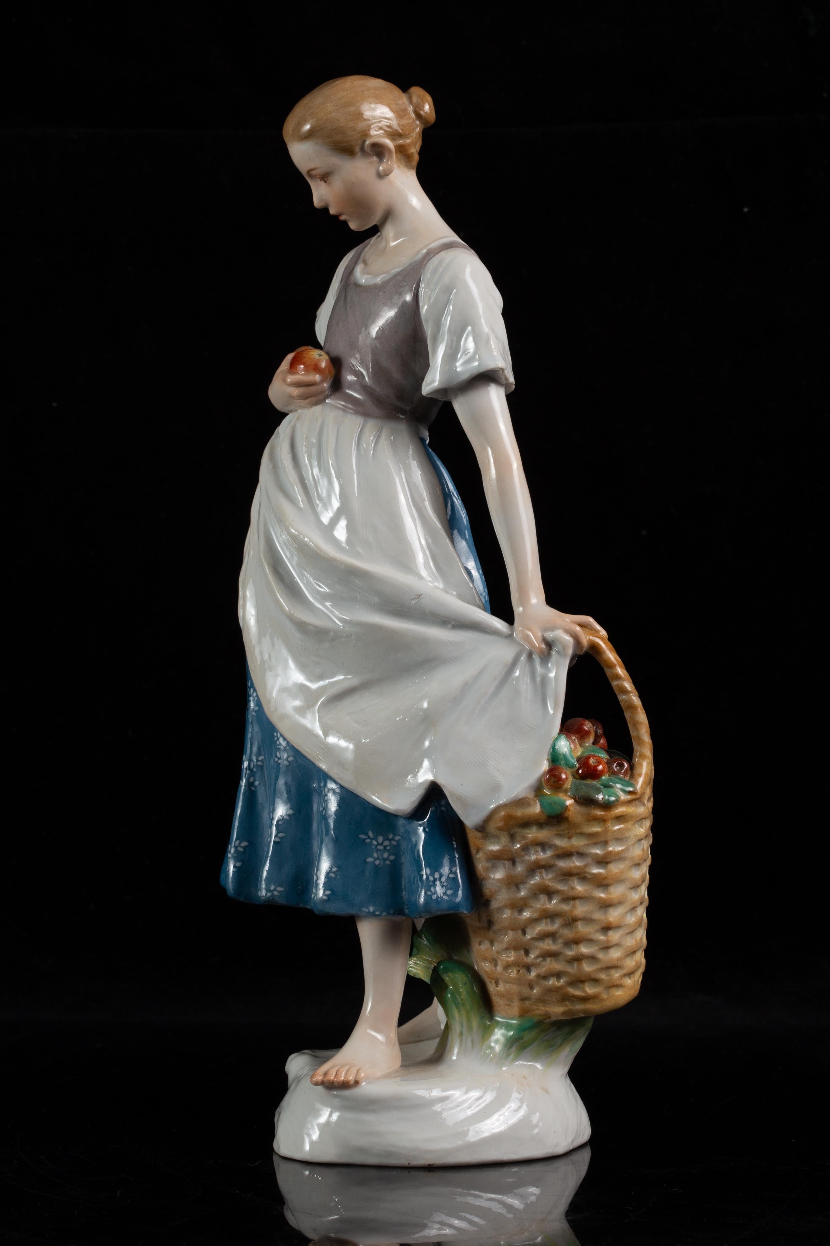 Große Meissen Porcelain Jugendstil Figur 'Mädchen mit Apfelkorb' (Porzellan) im Angebot