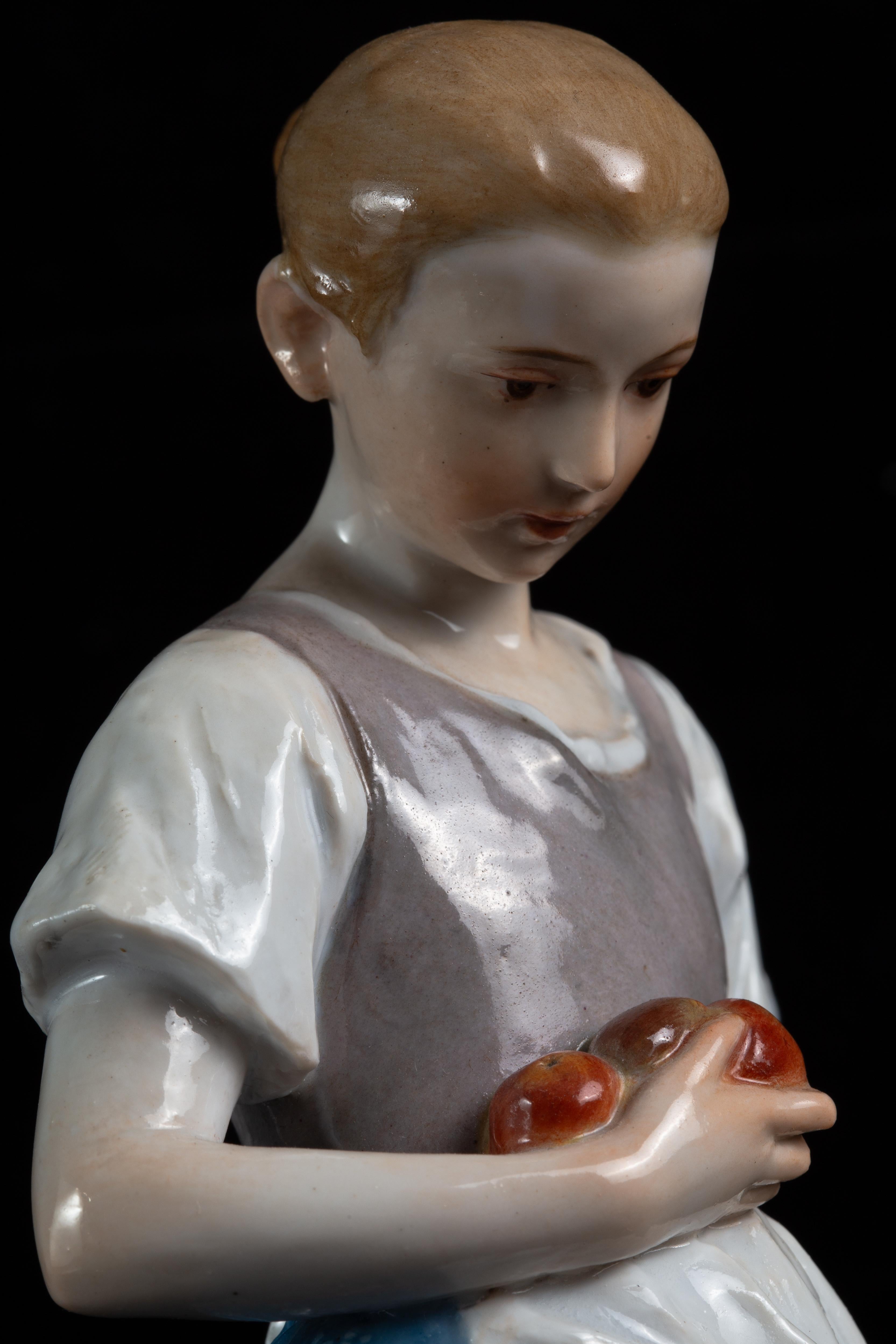 Große Meissen Porcelain Jugendstil Figur 'Mädchen mit Apfelkorb' im Angebot 1