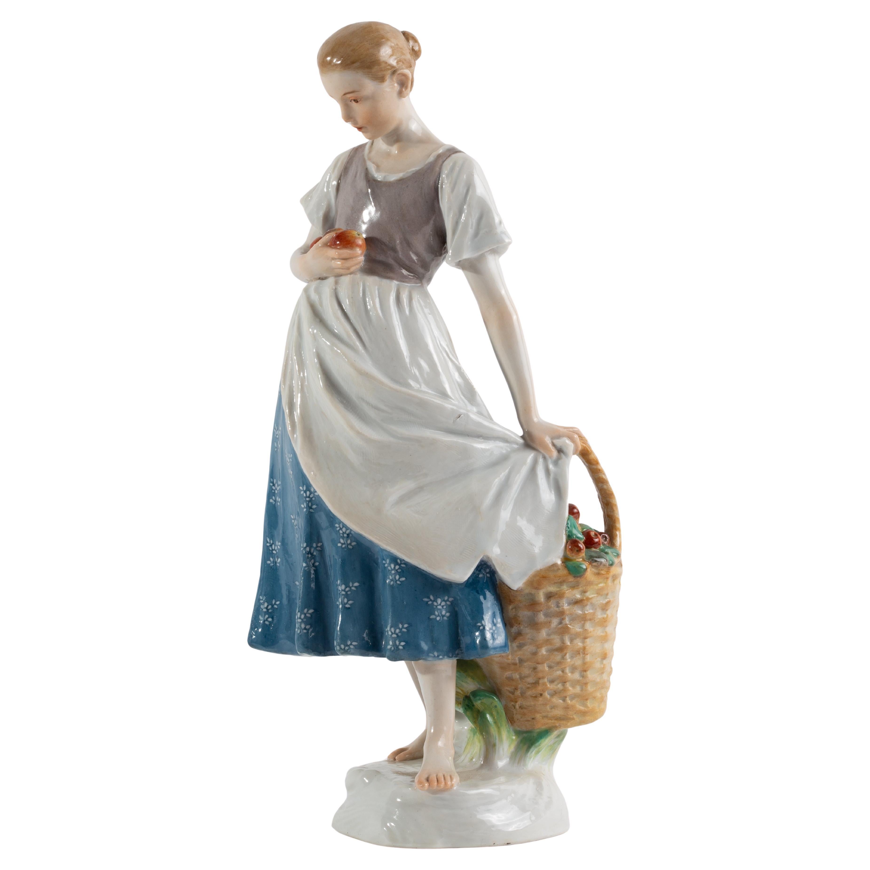 Grande statuetta di Meissen Porcelain in stile Art Nouveau raffigurante una ragazza con cesto di mele