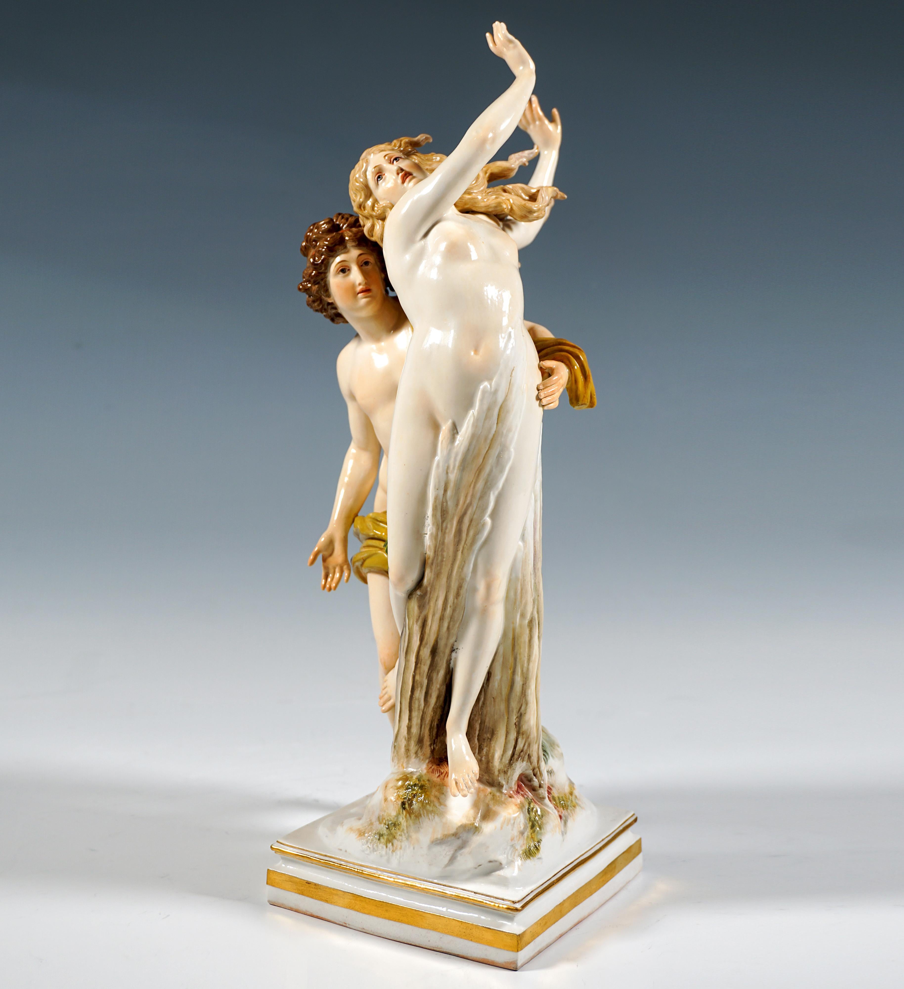 Excelente y raro grupo de figuritas Meissen del siglo XIX:
Apolo, vestido con un manto, abraza por detrás a Dafne, que huye de él y ya se ha congelado en un laurel en un movimiento giratorio.Sobre una base cuadrada escalonada y estriada con bordes