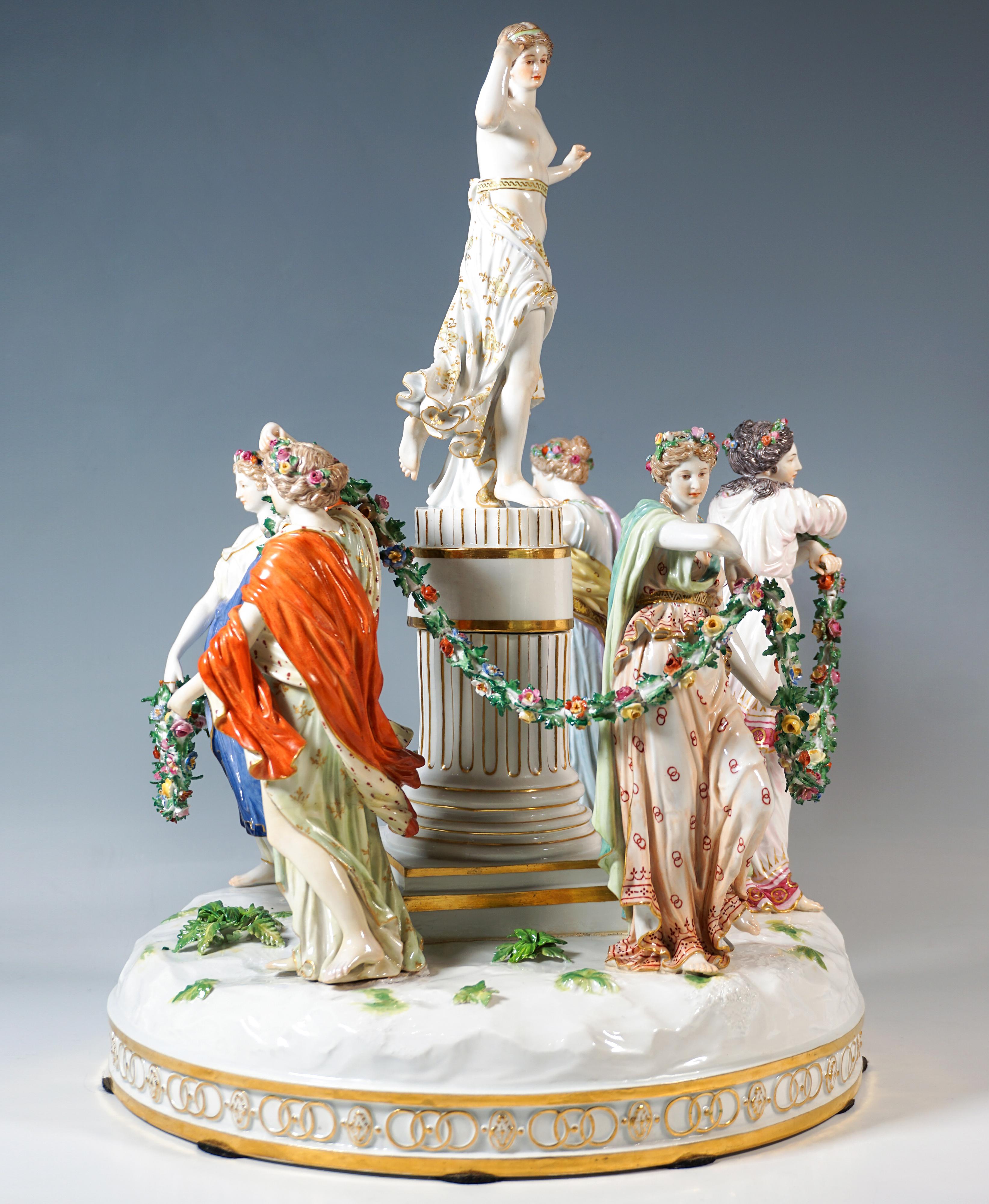 Excellent et extrêmement rare groupe de figurines de Meissen du XIXe siècle, de qualité musée :
Groupe de six figurines en porcelaine entièrement sculptées, jeunes femmes jolies pieds nus vêtues de robes à plis élaborés de style antique qui