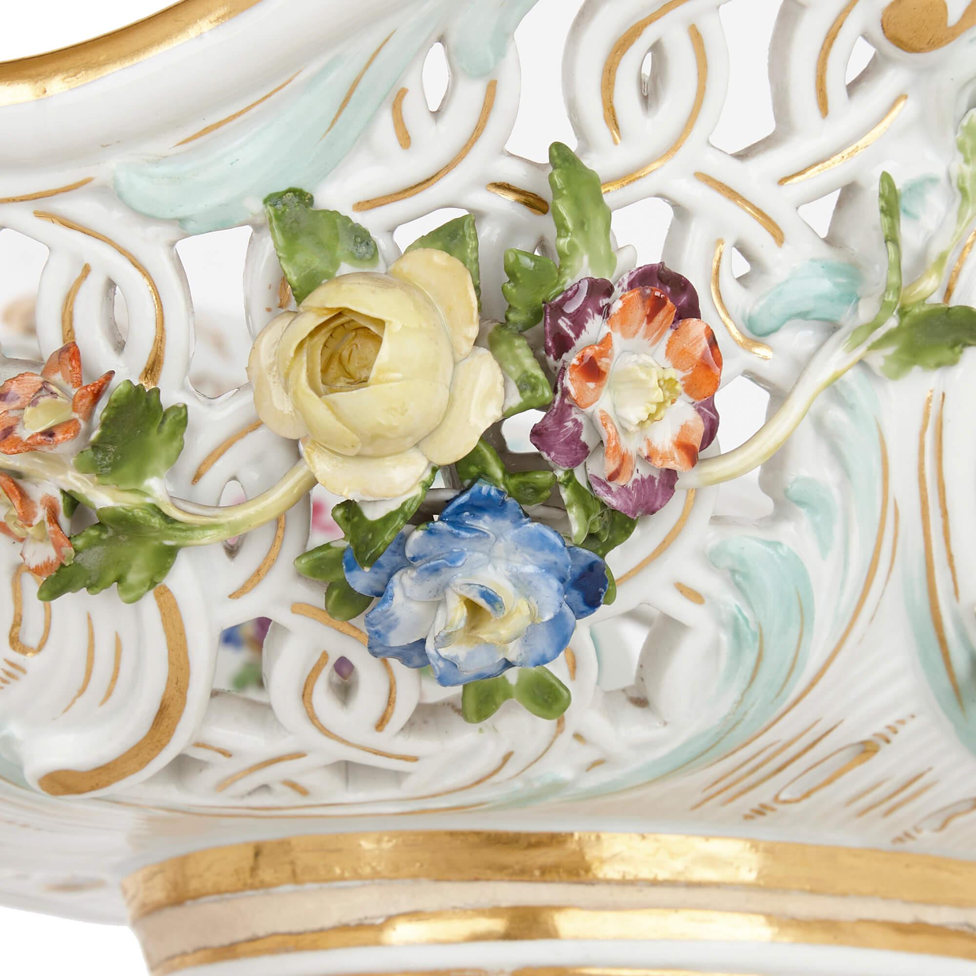 Porcelaine Grand centre de table en porcelaine de Meissen de style rococo en vente