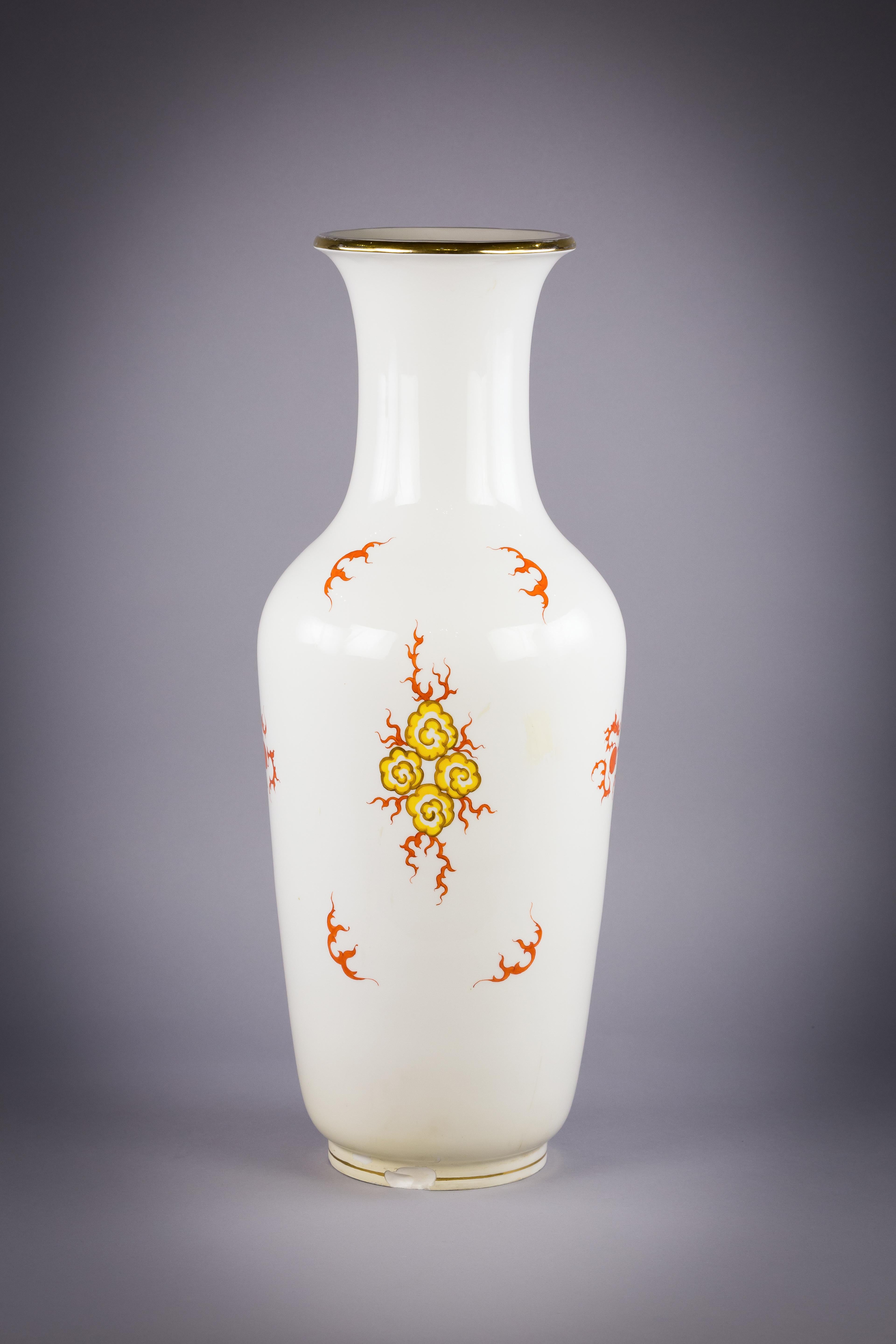 Grande vaso di Meissen Porcelain con drago giallo, 1920 circa.