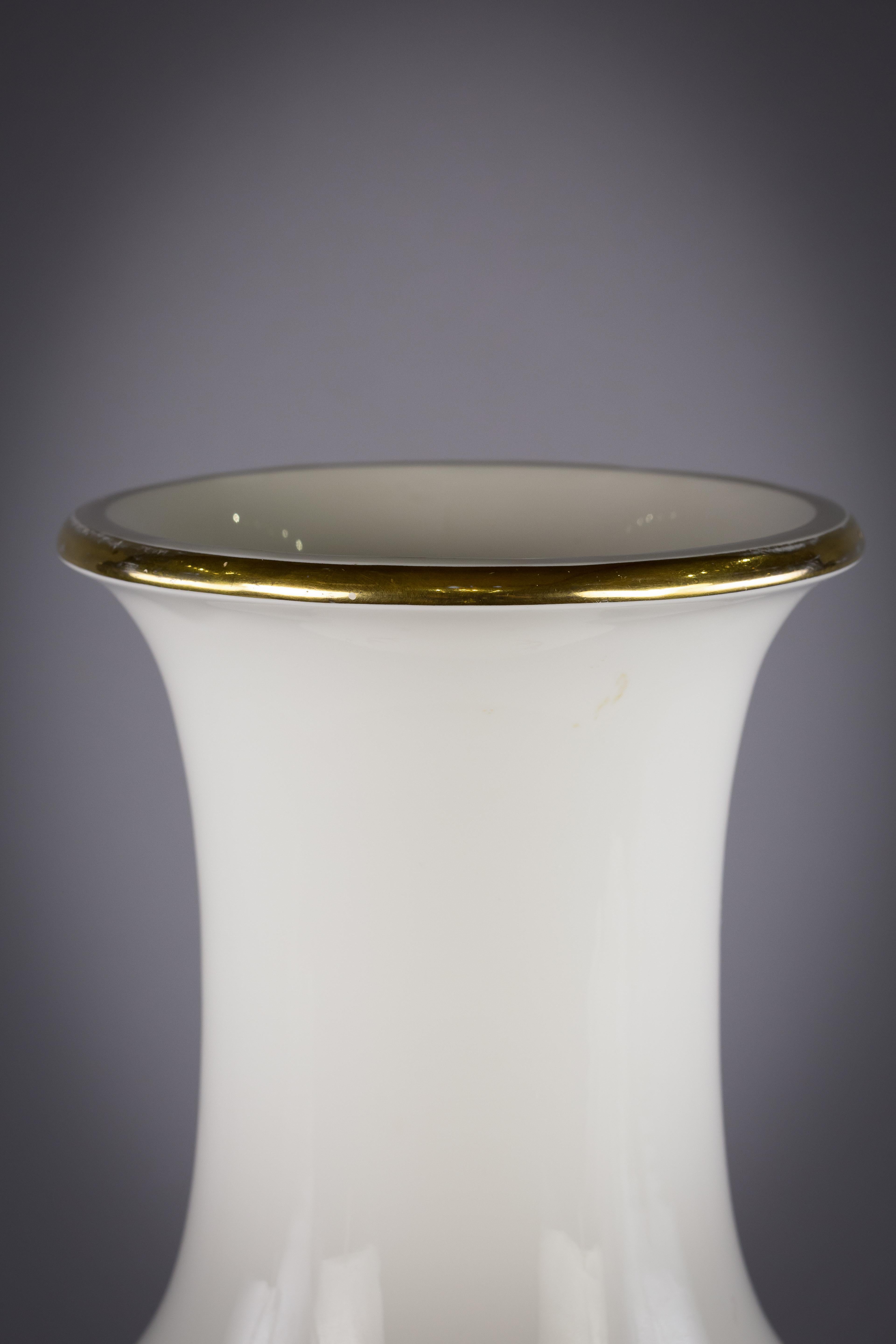 Inizio XX secolo Grande vaso di Meissen Porcelain con drago giallo, 1920 circa in vendita