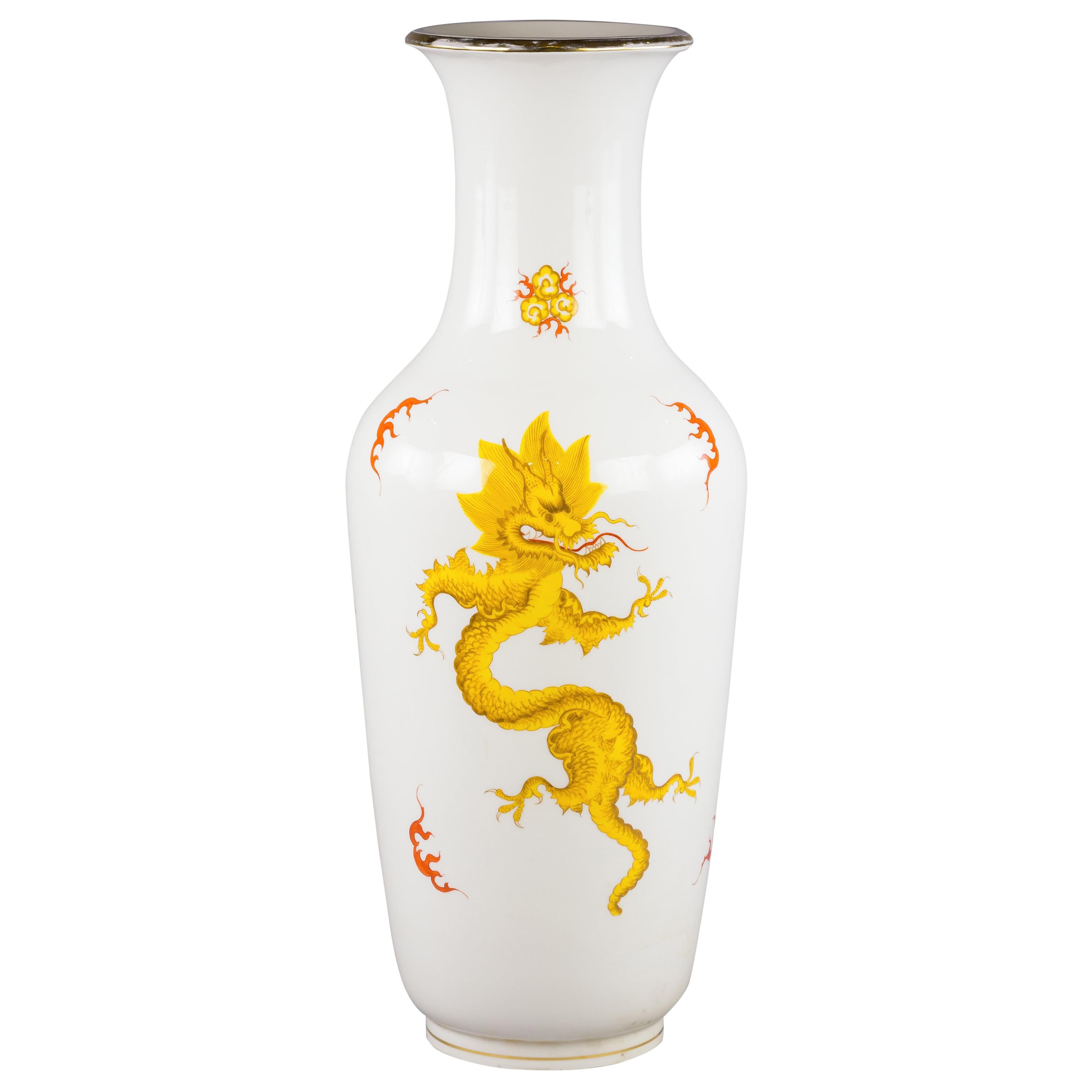 Grand vase en porcelaine de Meissen en forme de dragon jaune:: vers 1920