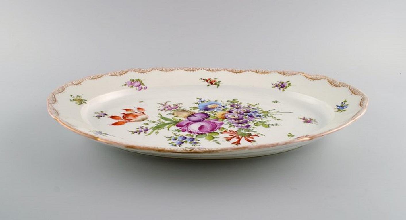 Large Meissen serving dish in porcelain with hand-painted flowers. In Excellent Condition For Sale In Copenhagen, DK