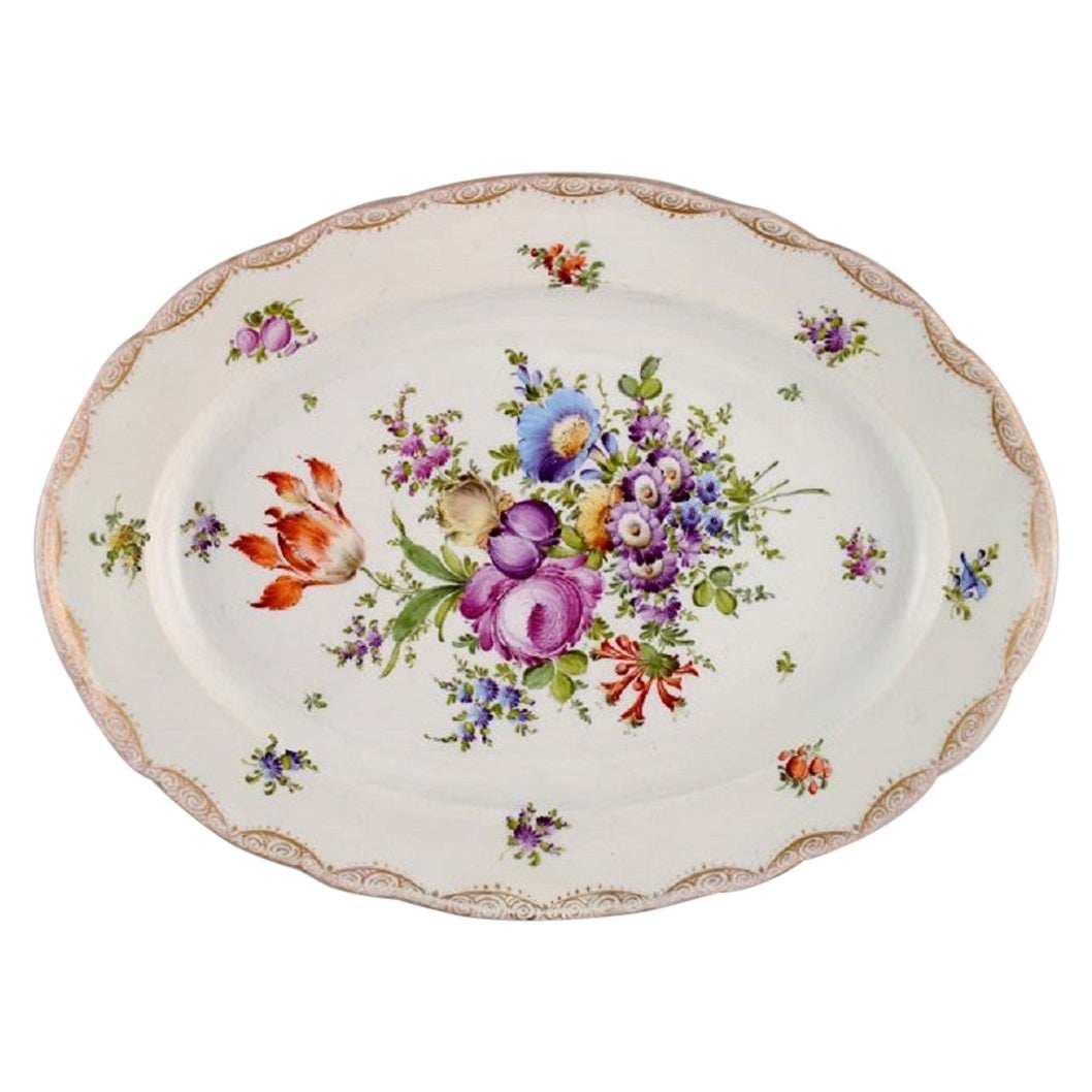 Grand plat de service Meissen en porcelaine avec des fleurs peintes à la main.