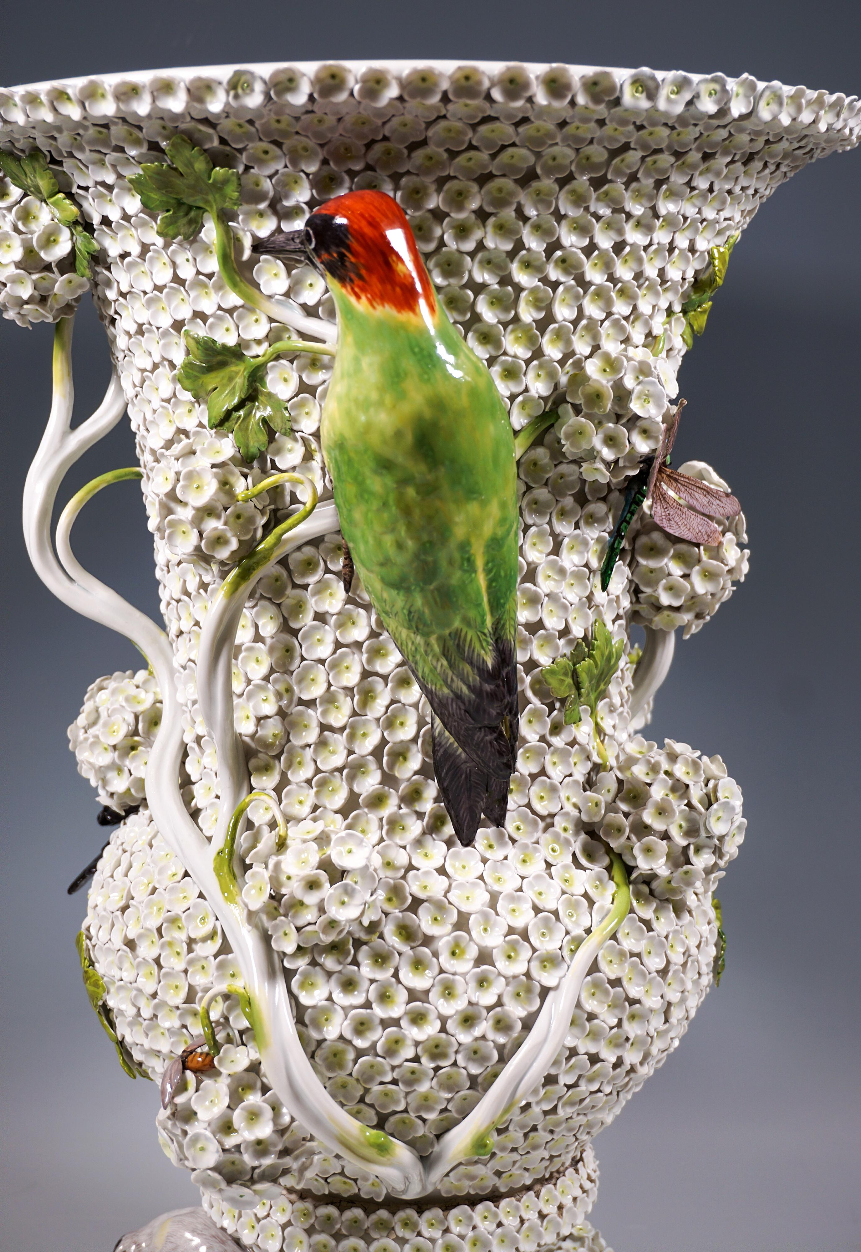 Large Meissen Splendid Vases With Snowball Blossoms, Birds & Insects, Circa 1850 For Sale 2