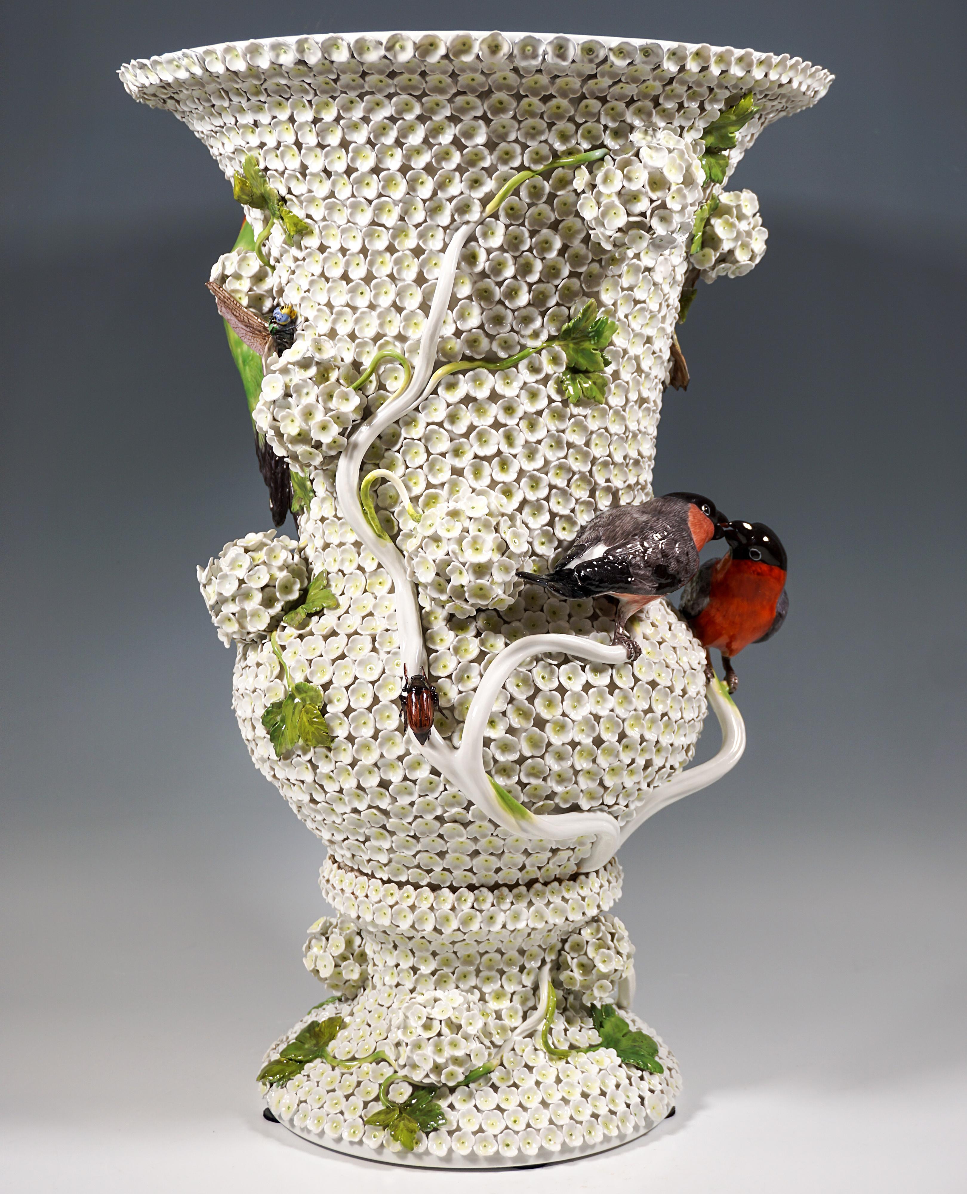 Large Meissen Splendid Vases With Snowball Blossoms, Birds & Insects, Circa 1850 In Good Condition For Sale In Vienna, AT