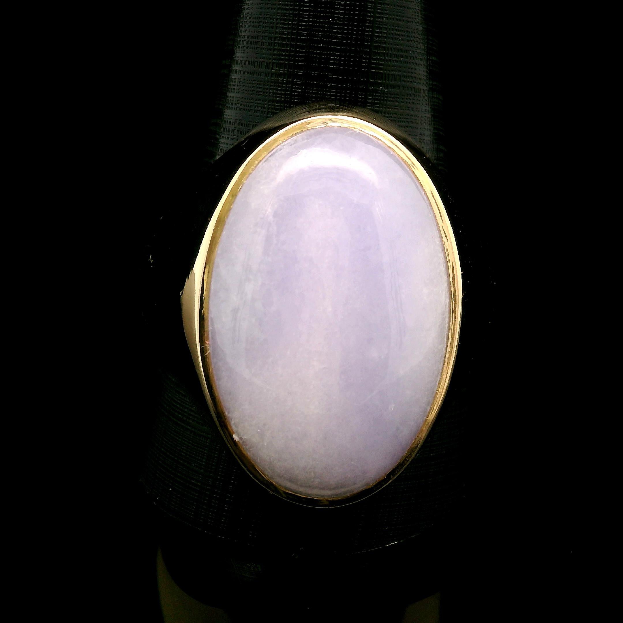 Large Men's 14k Yellow Gold Oval Bezel Cabochon Lavender Jade Ring Size 13 In Excellent Condition For Sale In Montclair, NJ