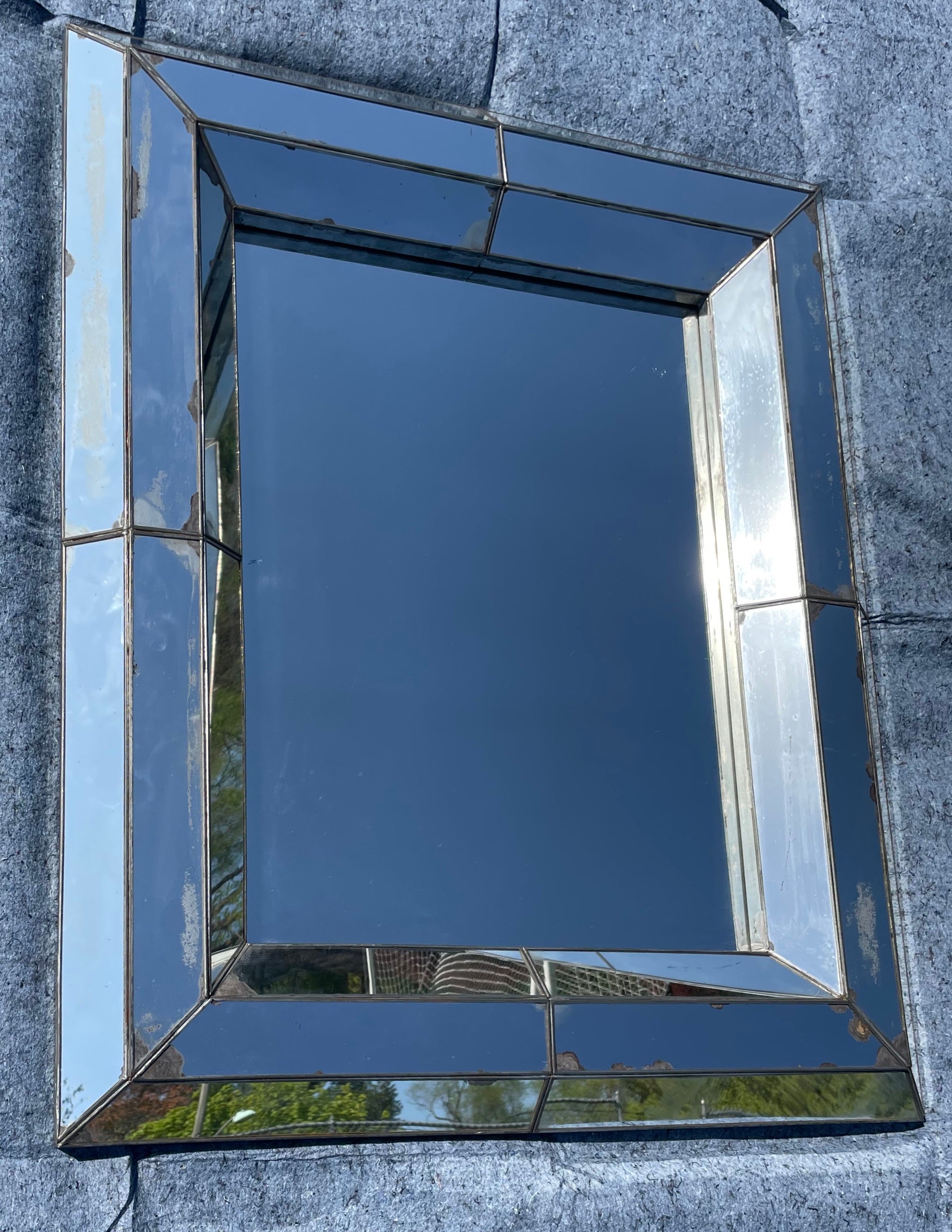 Grand miroir vénitien en verre au mercure. Miroir vénitien vintage encadré en forme de boîte à panneaux avec des pertes aléatoires au mercure ; élégant à la fois dans des cadres continentaux charmants et modernes. Espagne, milieu du 20e