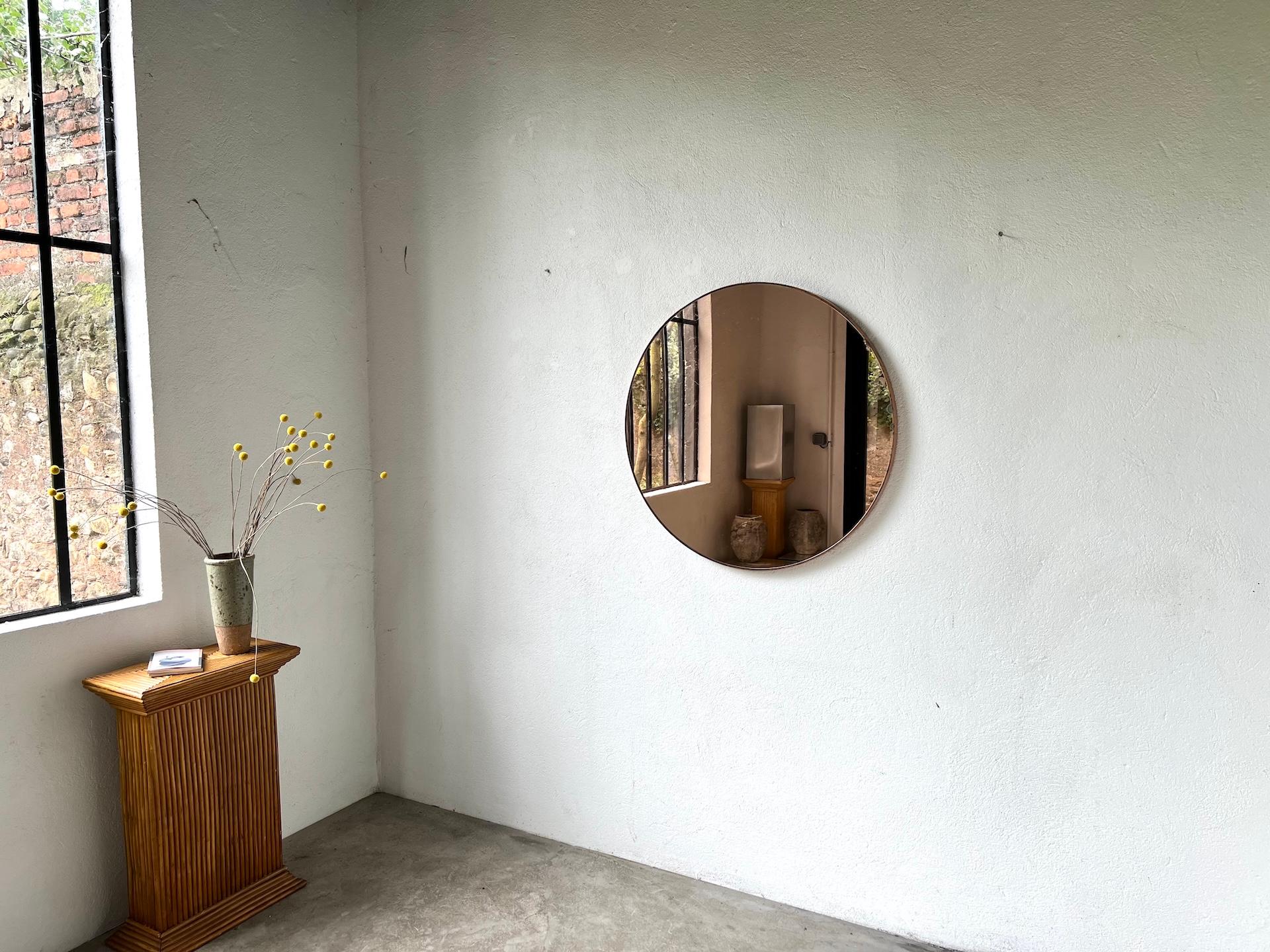 Maison Lecan presents this large mercury round mirror from the 1970s.

With its generous 82 cm diameter and smoked bronze glass encircled in steel, it reflects the geometric purity of the Bauhaus aesthetic. The circle, absolute and universal form,