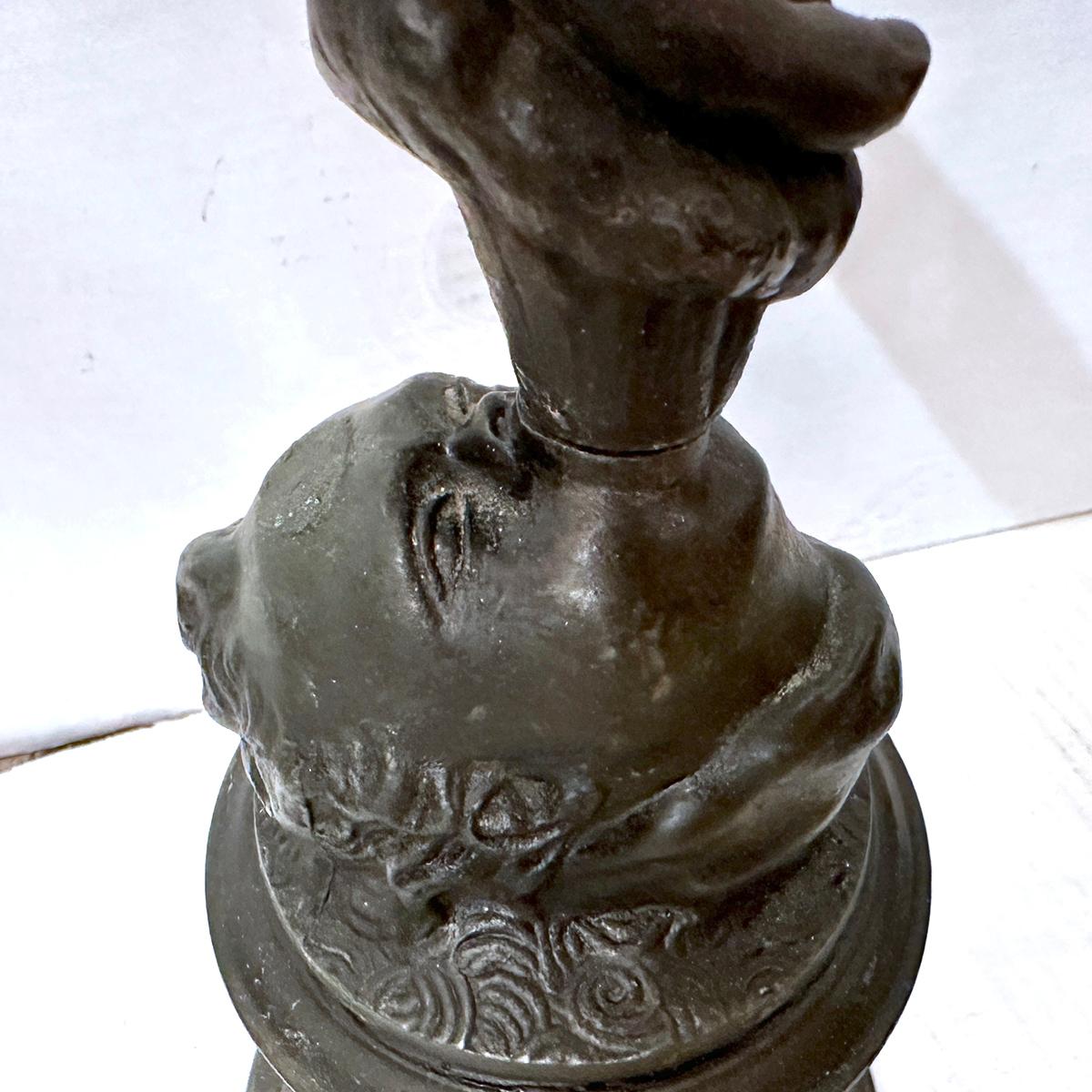 Candeliere grande con scultura in mercurio In condizioni buone in vendita a New York, NY