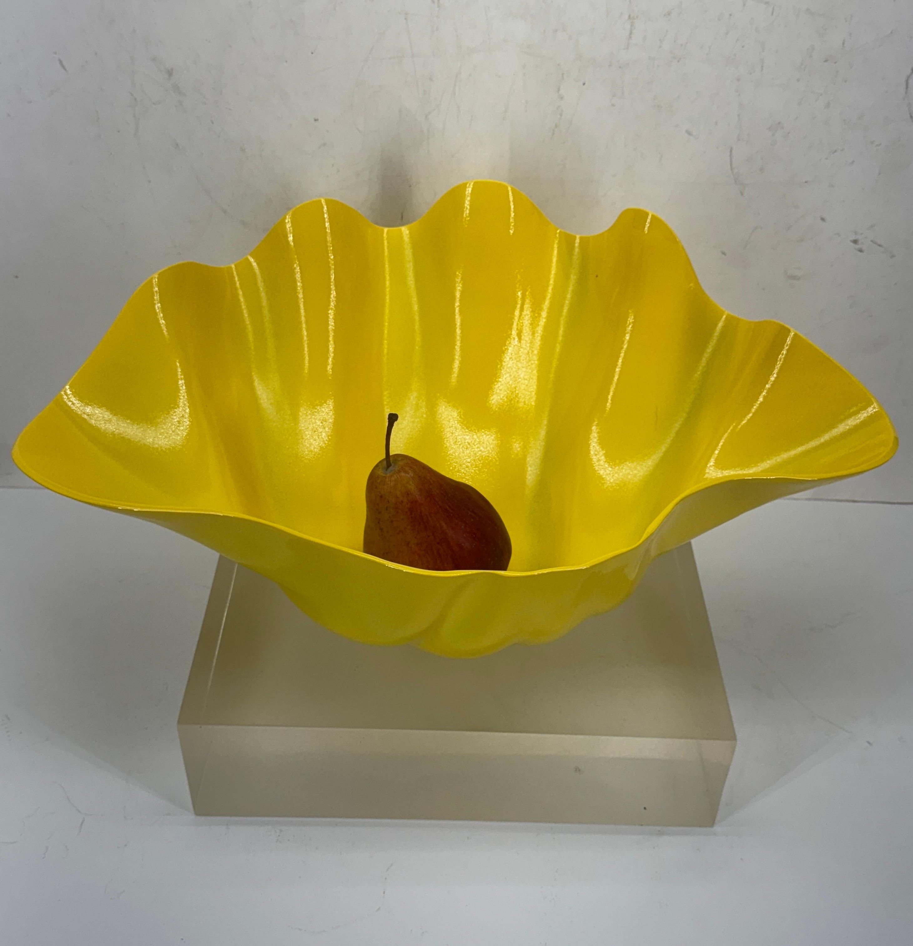 Large Metal Clam Shell Centerpiece Powder-coated in Yellow, Mid-Century Modern For Sale 5
