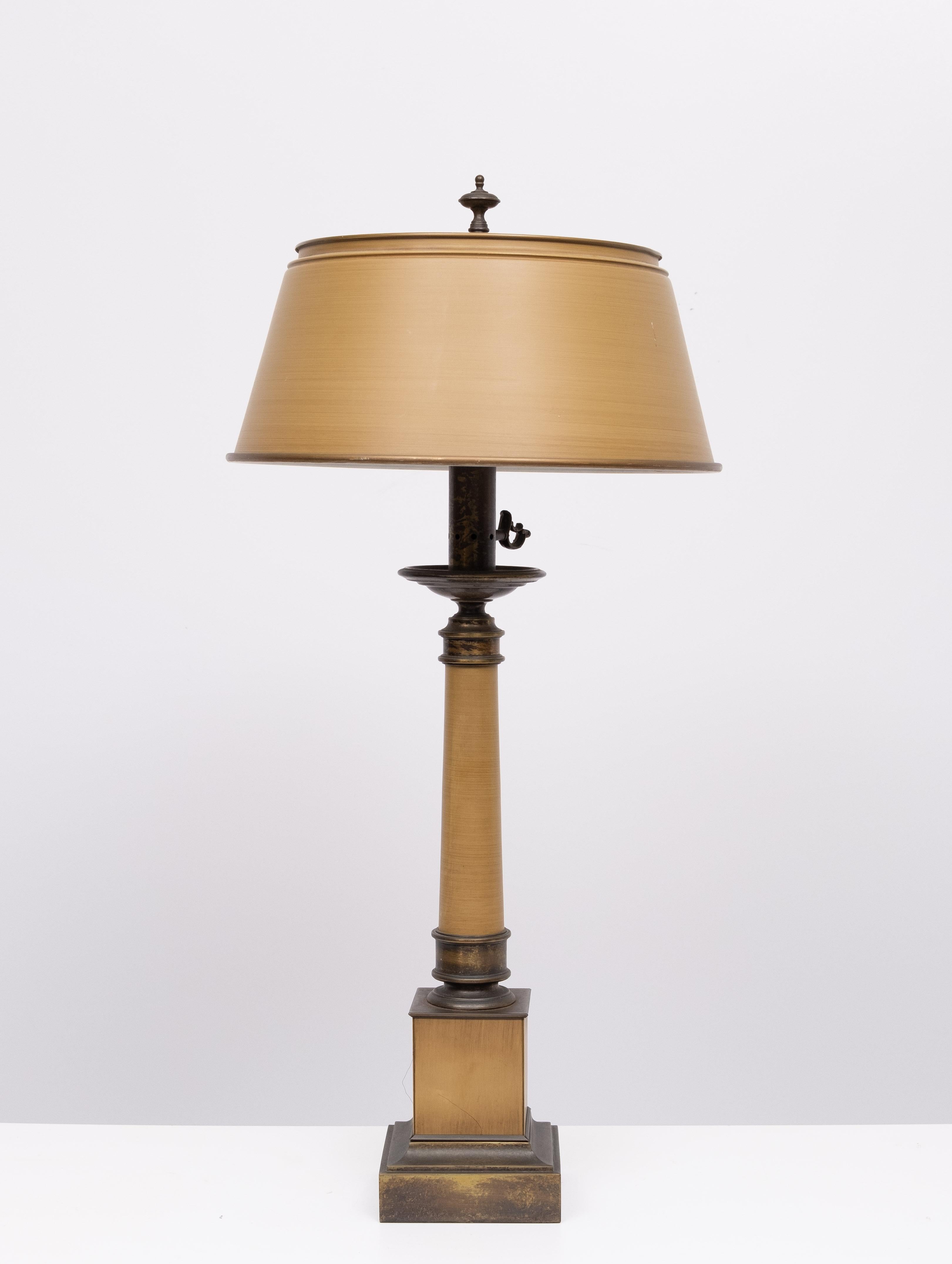 Large Classical Greek Colum table lamp .Top quality piece . 
Metal shade . Two large E27 bulbs needed .
Beautiful color . Great condition .  