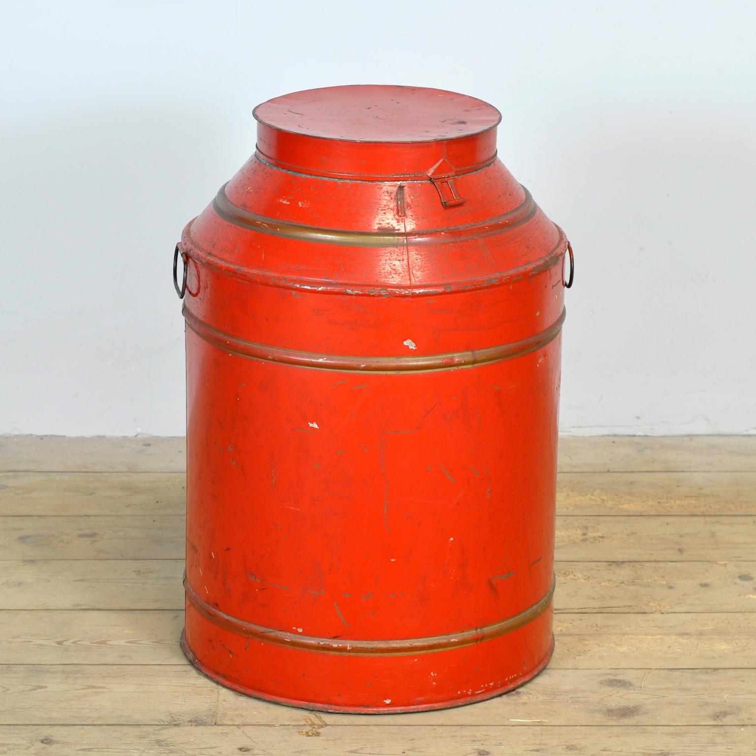 Apportez une touche de nostalgie à votre intérieur avec cette magnifique et originale boîte à café en métal de A.C.C. Dorlas. La boîte de conserve rouge vif avec des lettres dorées et une belle patine d'usage dégage le charme d'une époque révolue.