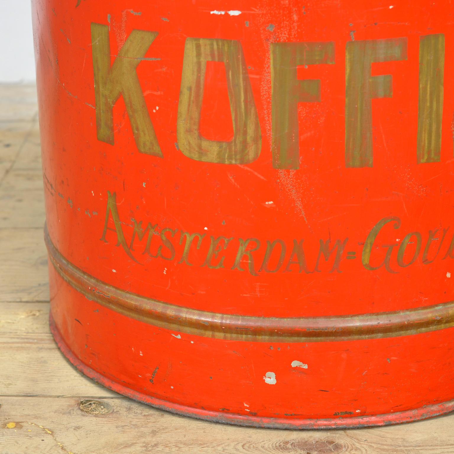 Fer Grande boîte à café en métal par A.C. Dorlas, Circa 1920 en vente