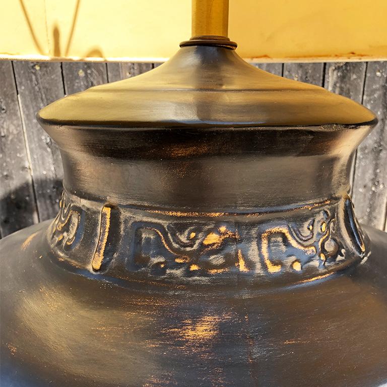 Américain Grande lampe de bureau mi-siècle en métal en forme de dôme avec abat-jour d'origine en céramique en vente