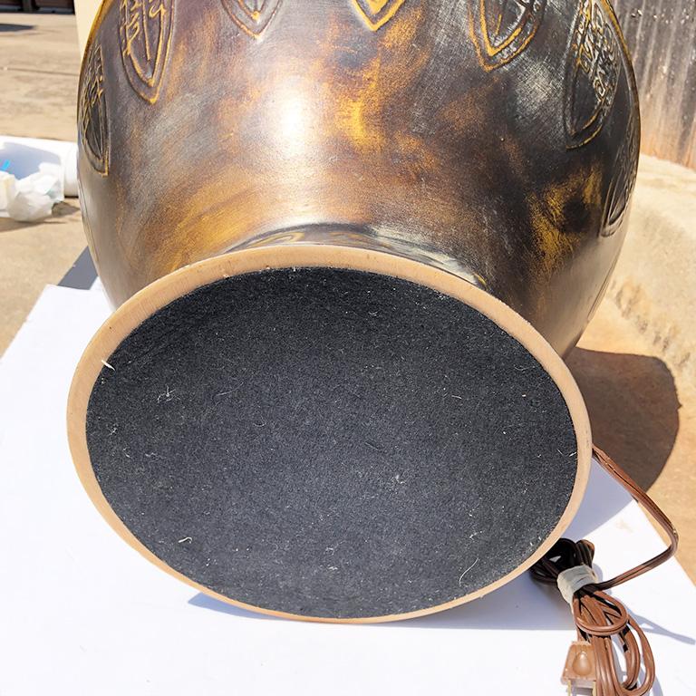 Métal Grande lampe de bureau mi-siècle en métal en forme de dôme avec abat-jour d'origine en céramique en vente