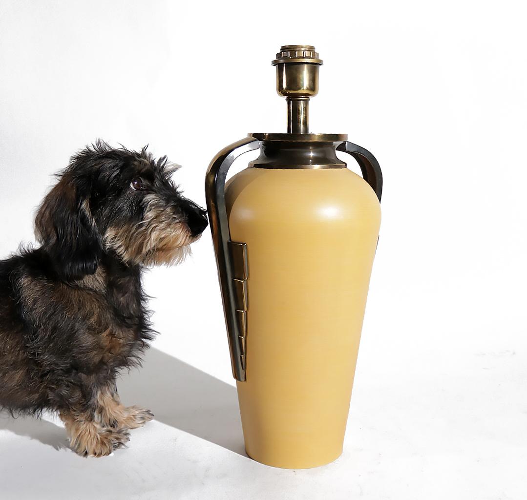Large Hollywood Regency style table lamp from the 1980s.
The entire lamp is made of metal and is probably made in Italy.
The lamp is in good condition.

Dimensions: 47 cm high and a diameter of approximately 22 cm.