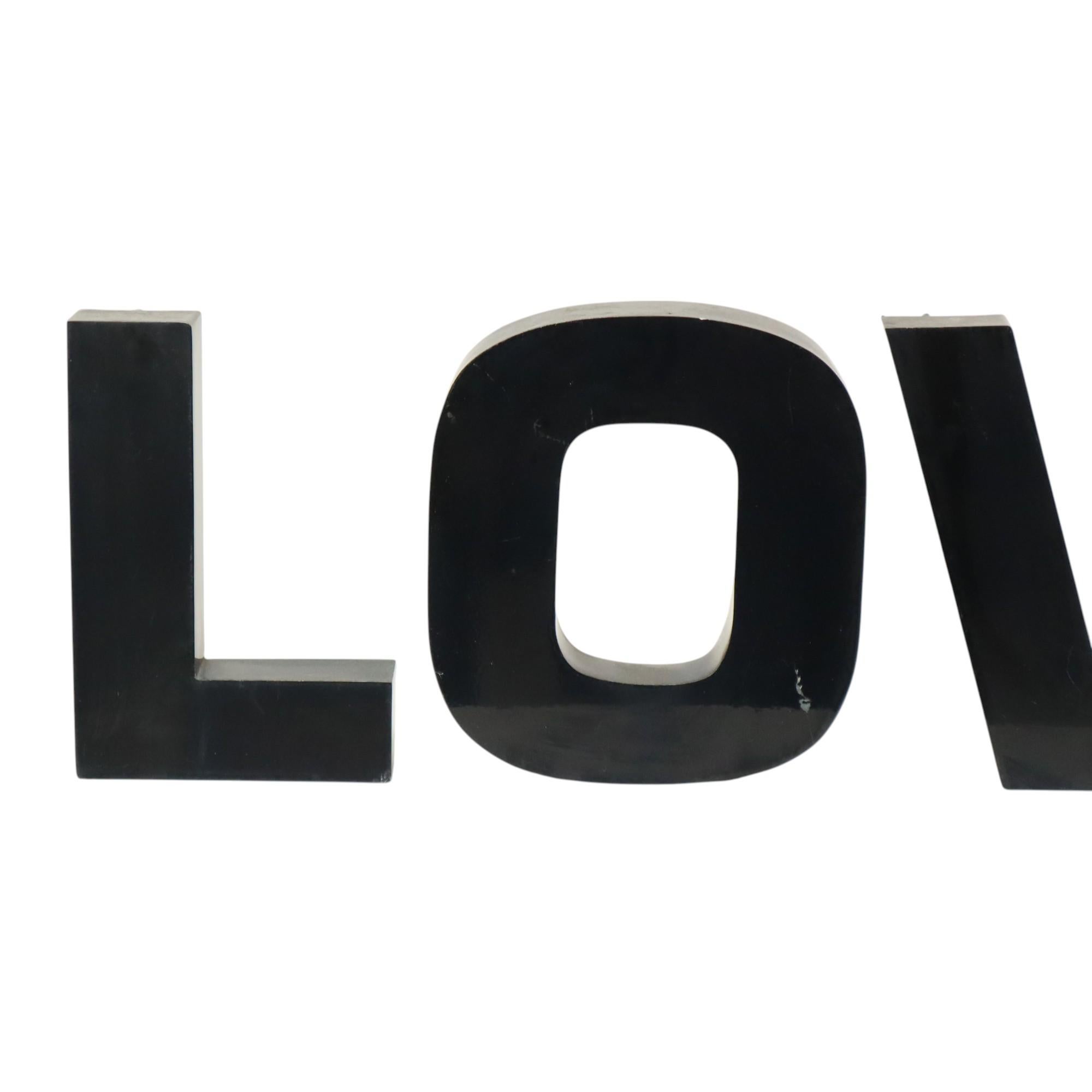 Letras grandes de metal Amor pintadas de negro Objetos publicitarios Belga en venta