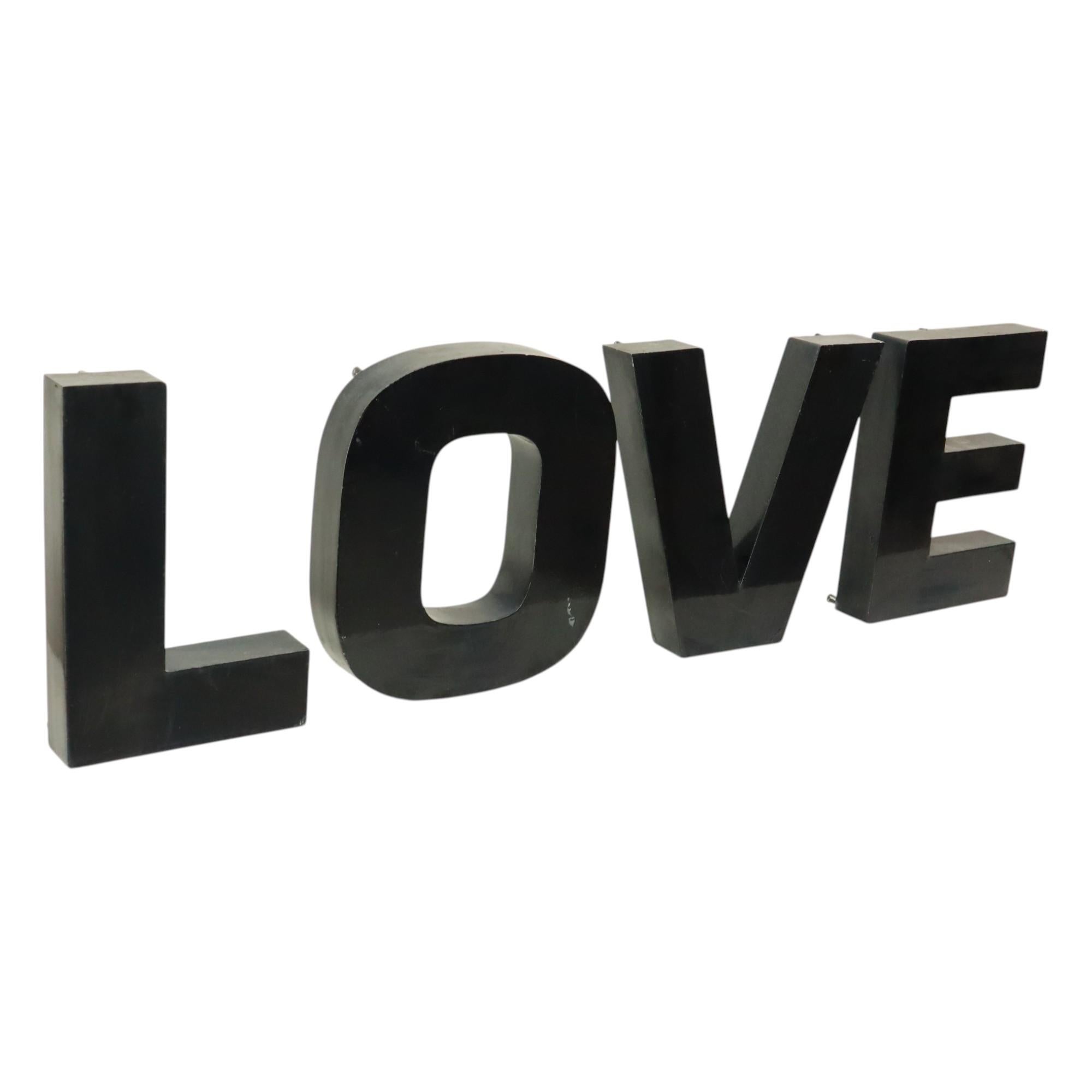 Letras grandes de metal Amor pintadas de negro Objetos publicitarios finales del siglo XX en venta