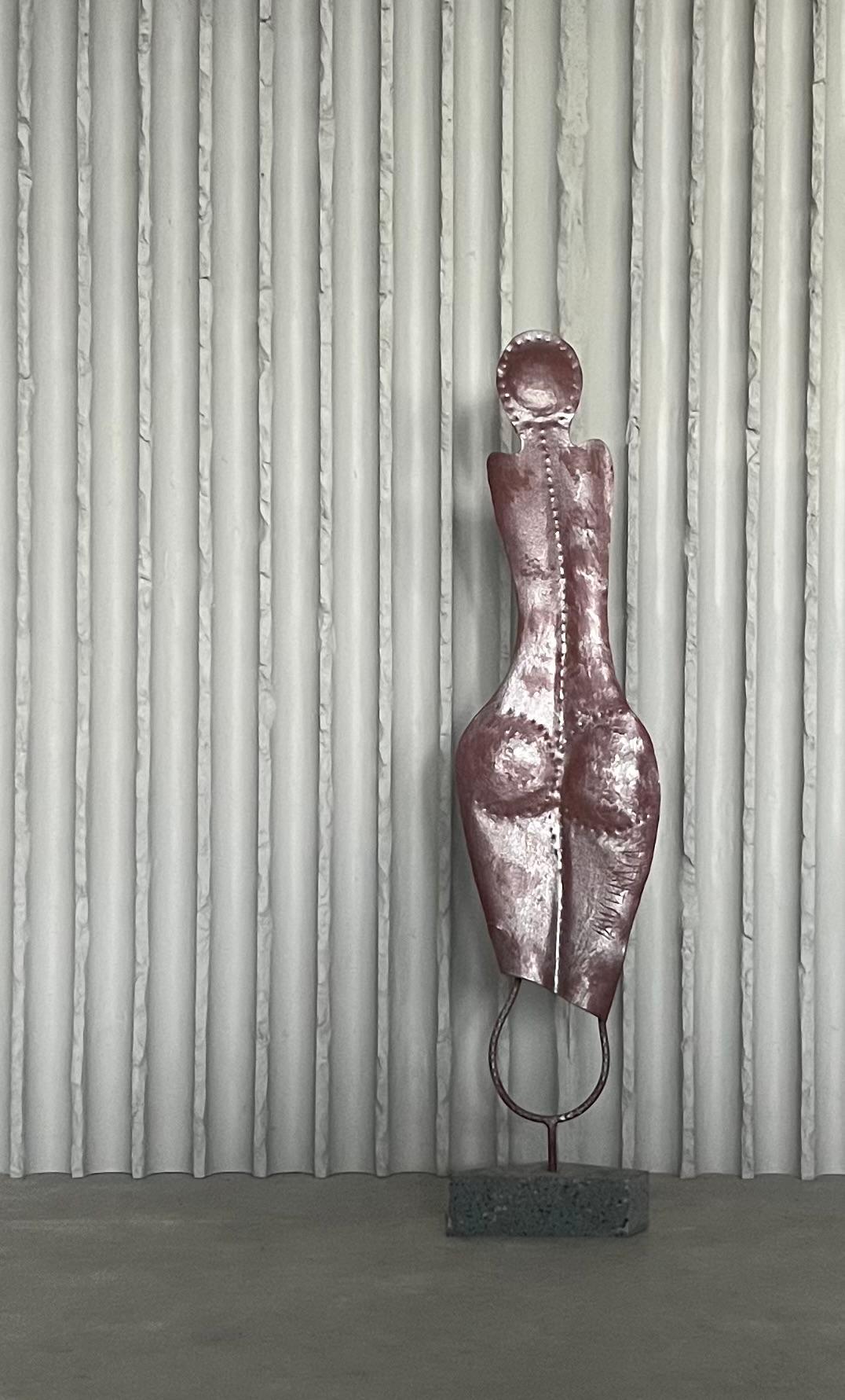 Sculpture en métal réalisée par l'artiste italien Antonio Misuraca, faisant partie d'une série de 6 sculptures féminines. La divergence de la féminité est subtilement exposée dans les sculptures d'Antonio Misuraca qui sont immensément évocatrices et
