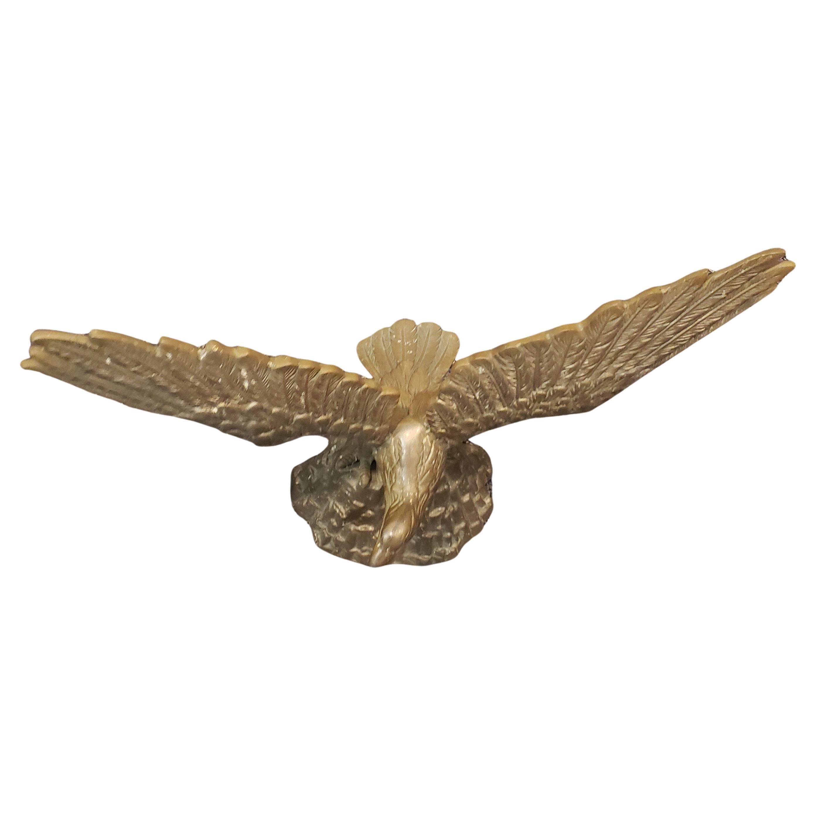 Une magnifique sculpture d'aigle réalisée entièrement à partir de pièces de métal doré. 
 mesurant 21