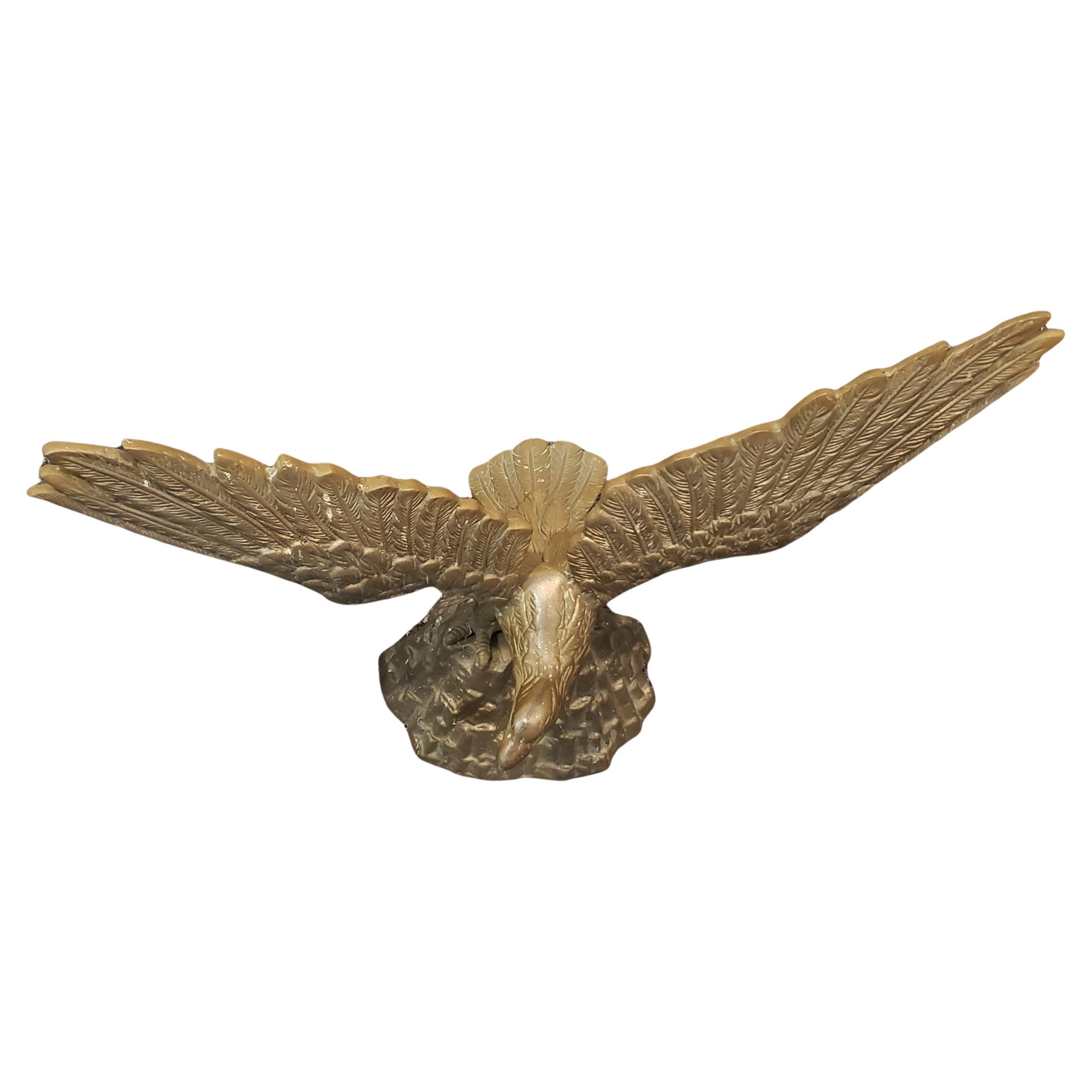 Doré Grande sculpture en métal d'un aigle perché en vente