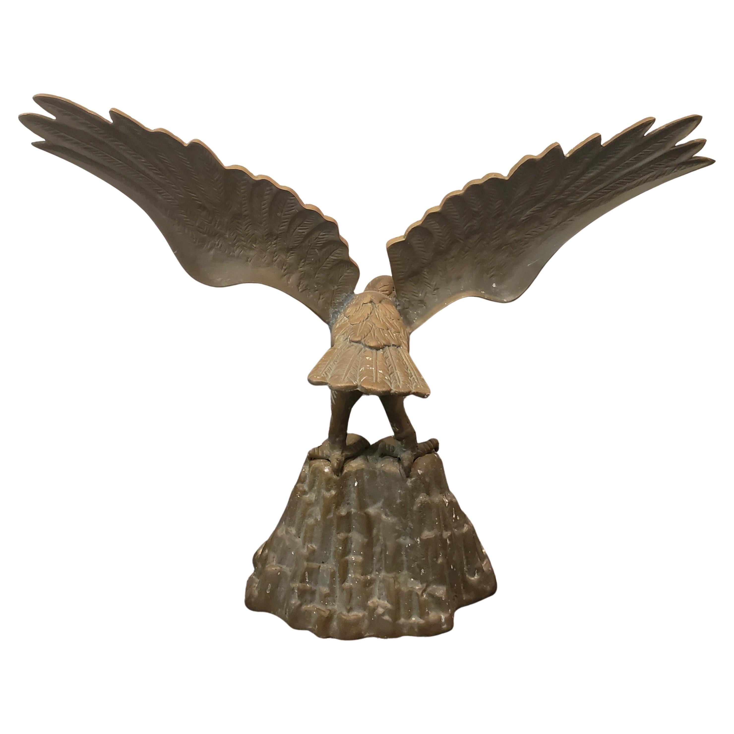 Grande sculpture en métal d'un aigle perché Bon état - En vente à Germantown, MD