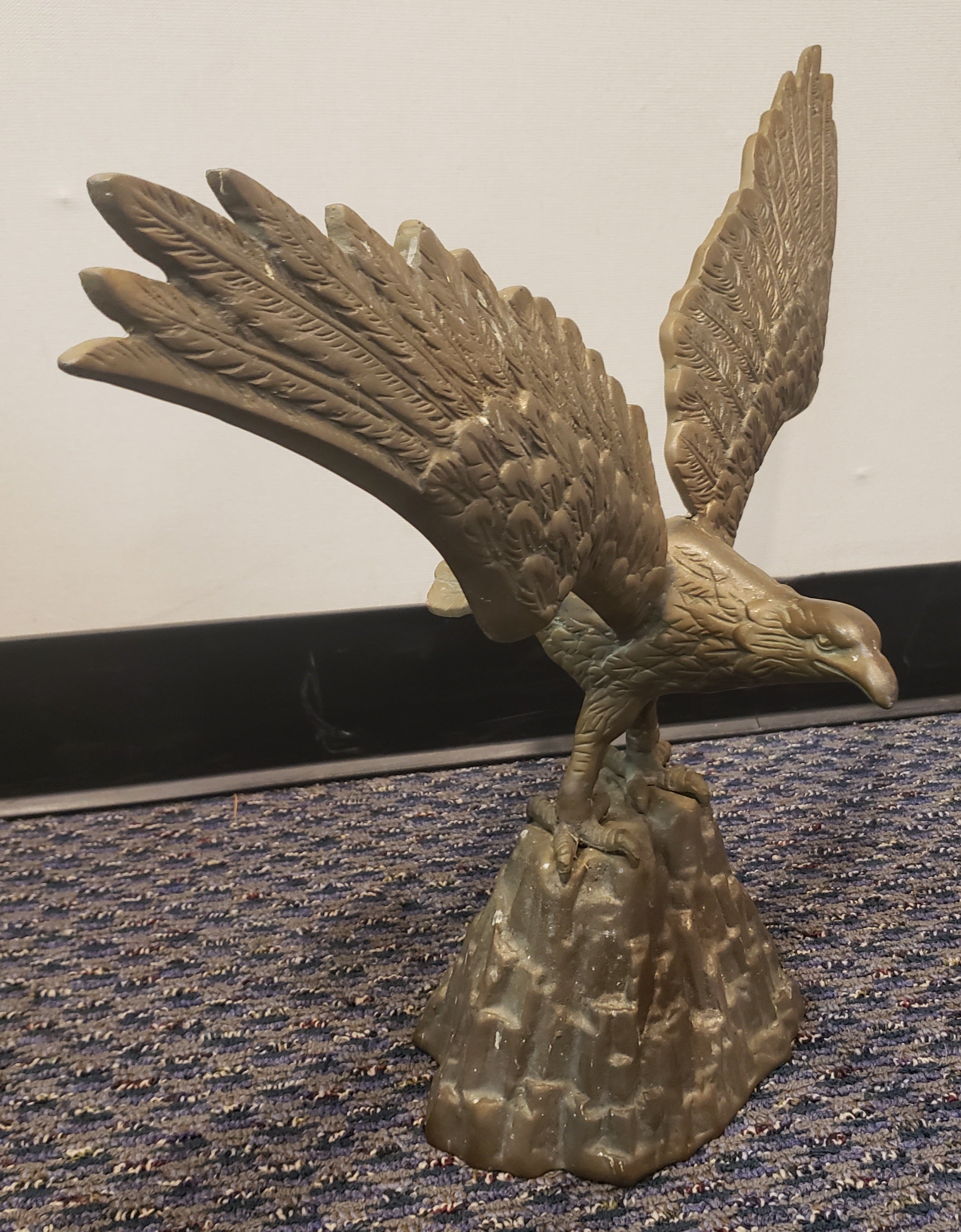 20ième siècle Grande sculpture en métal d'un aigle perché en vente