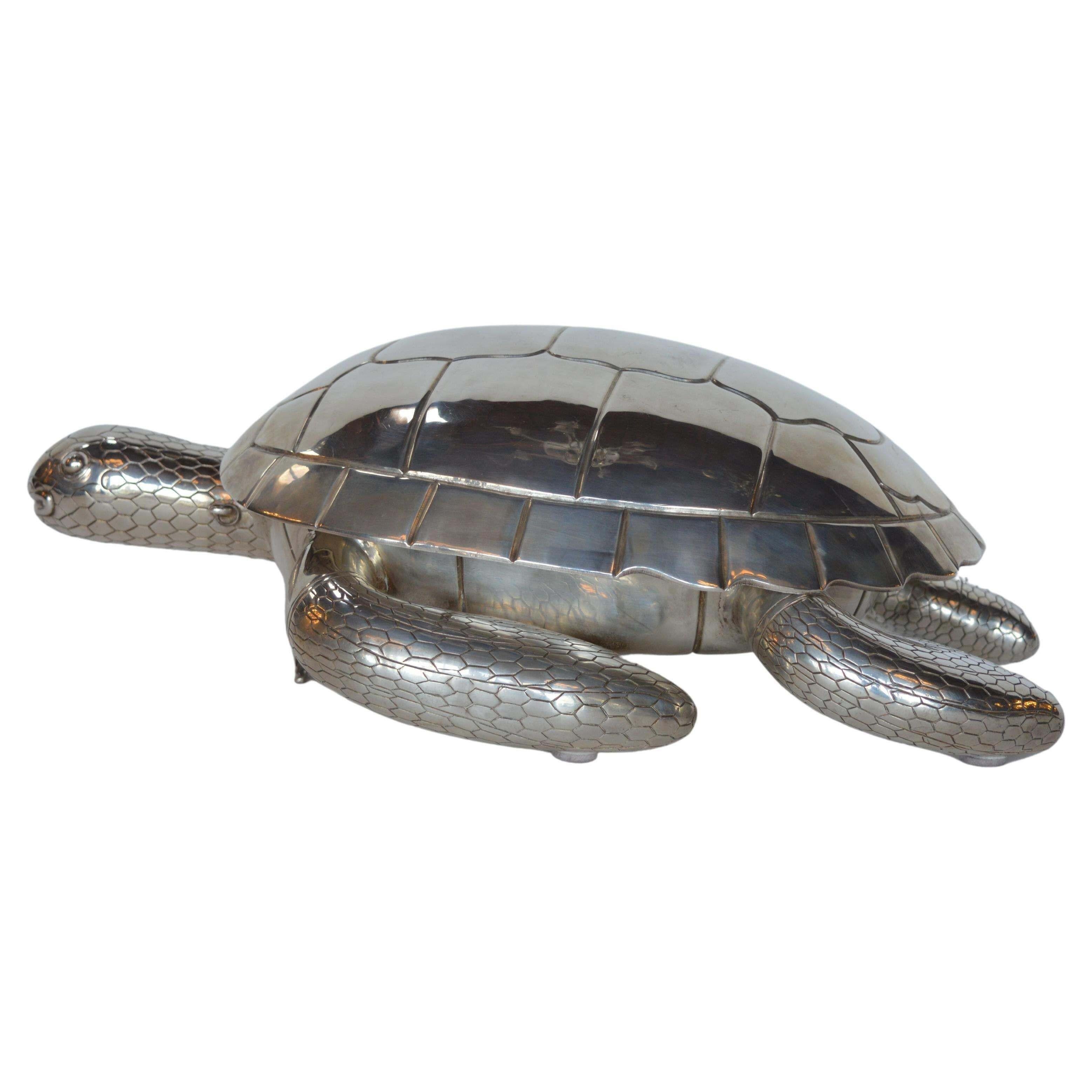 Grande boîte à tortue en métal argenté Bon état - En vente à Los Angeles, CA