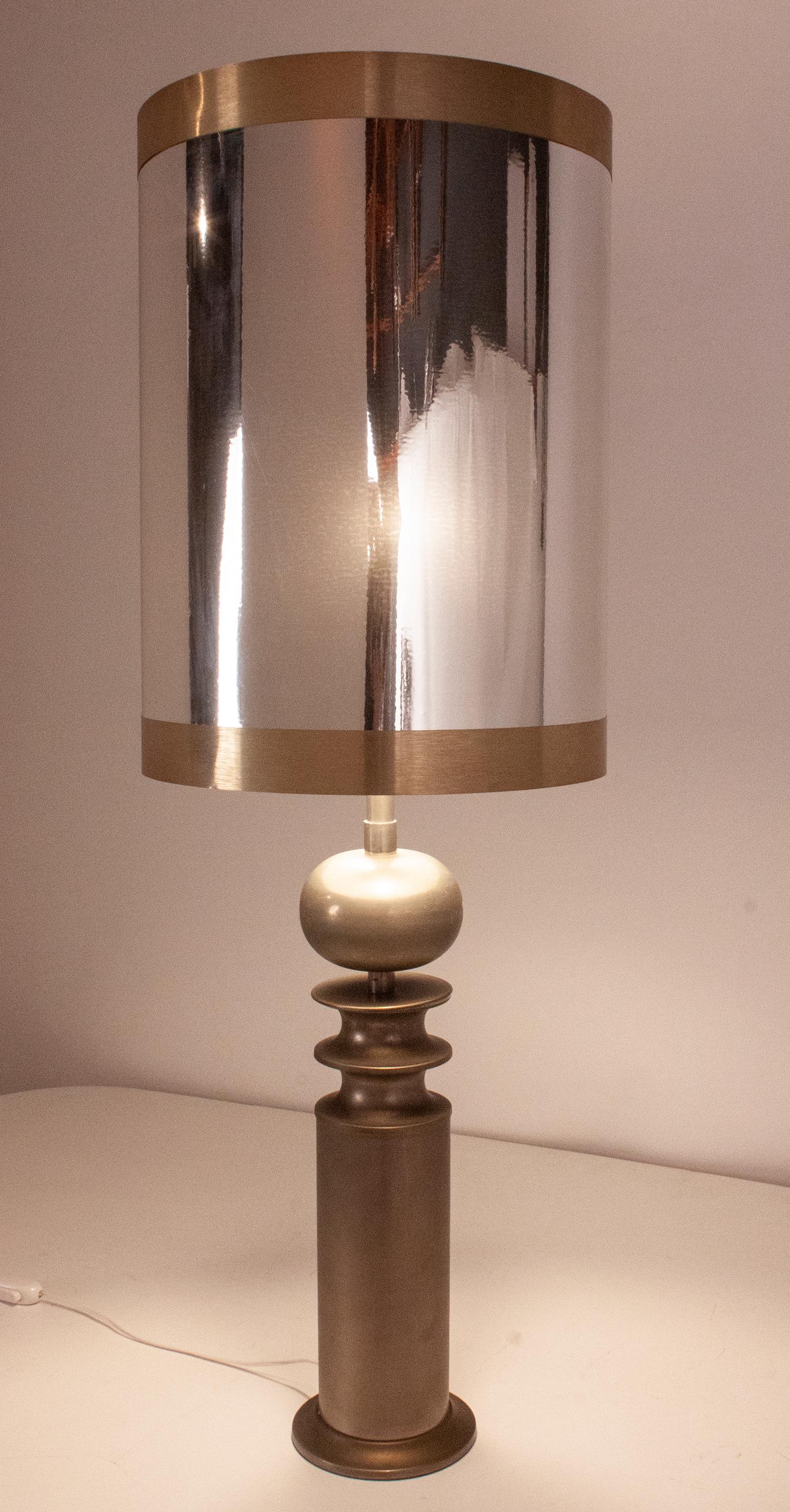 Large metal table lamp, Spain 1970's.
New shade (just like the original) with its original support. The lamp has three bulbs
European plug.
