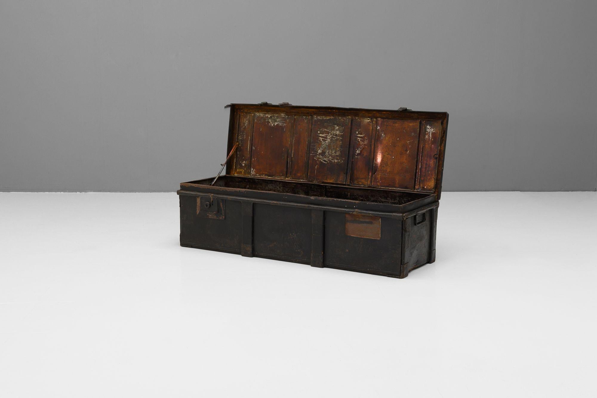 Baule da viaggio in acciaio massiccio. Ben utilizzato con etichette da viaggio.
K.K. circa 1900.
H. H. 31cm x L. 110cm x P. 39cm