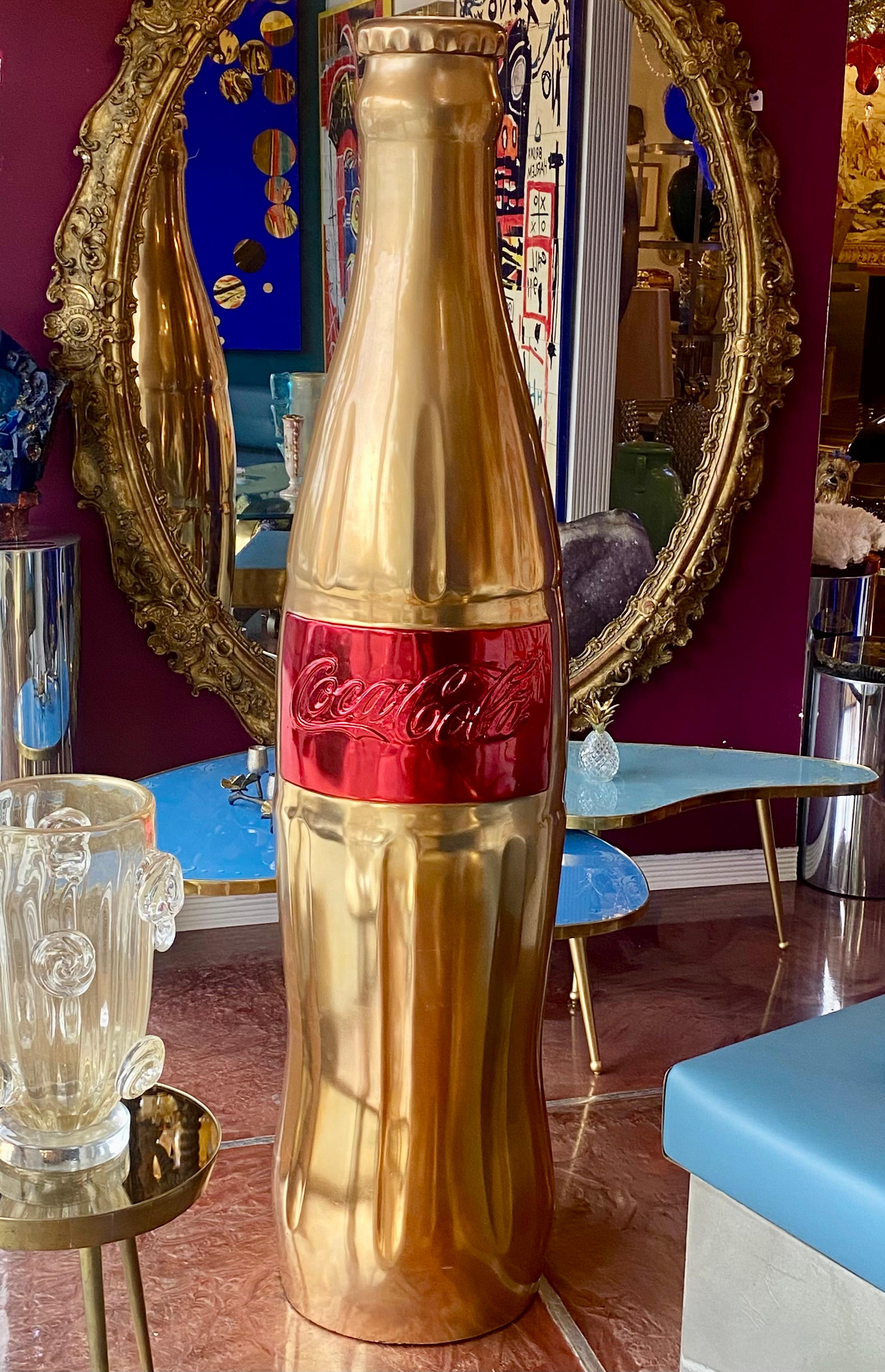 Una magnifica statua di bottiglia di Coca-Cola d'epoca in metallo modellato, rivestita con finitura metallica, circa anni '80. Questa scultura può essere utilizzata sia in interni che in esterni. La Coca Cola aggiunge vita, giusto?