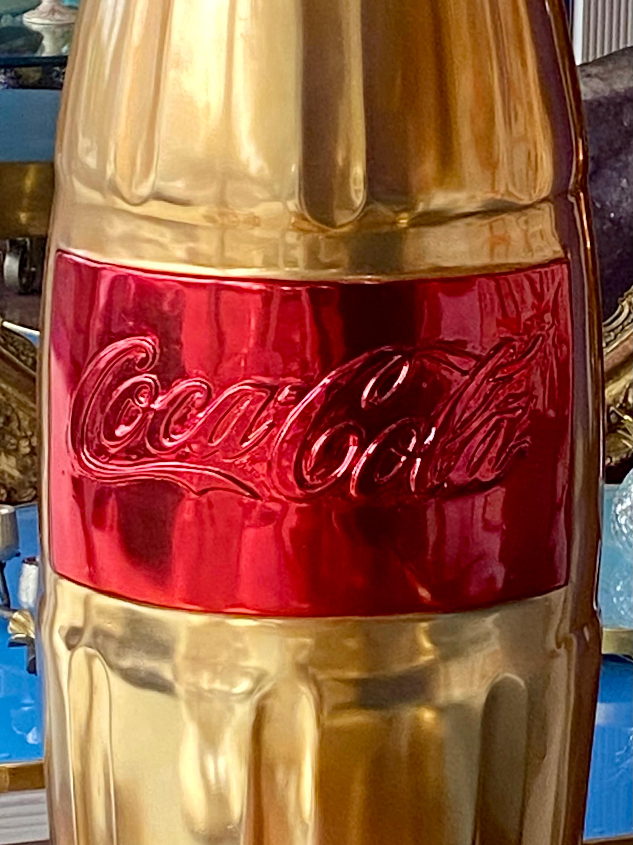 Moderno Grande scultura in metallo di una bottiglia di Cola d'epoca in vendita