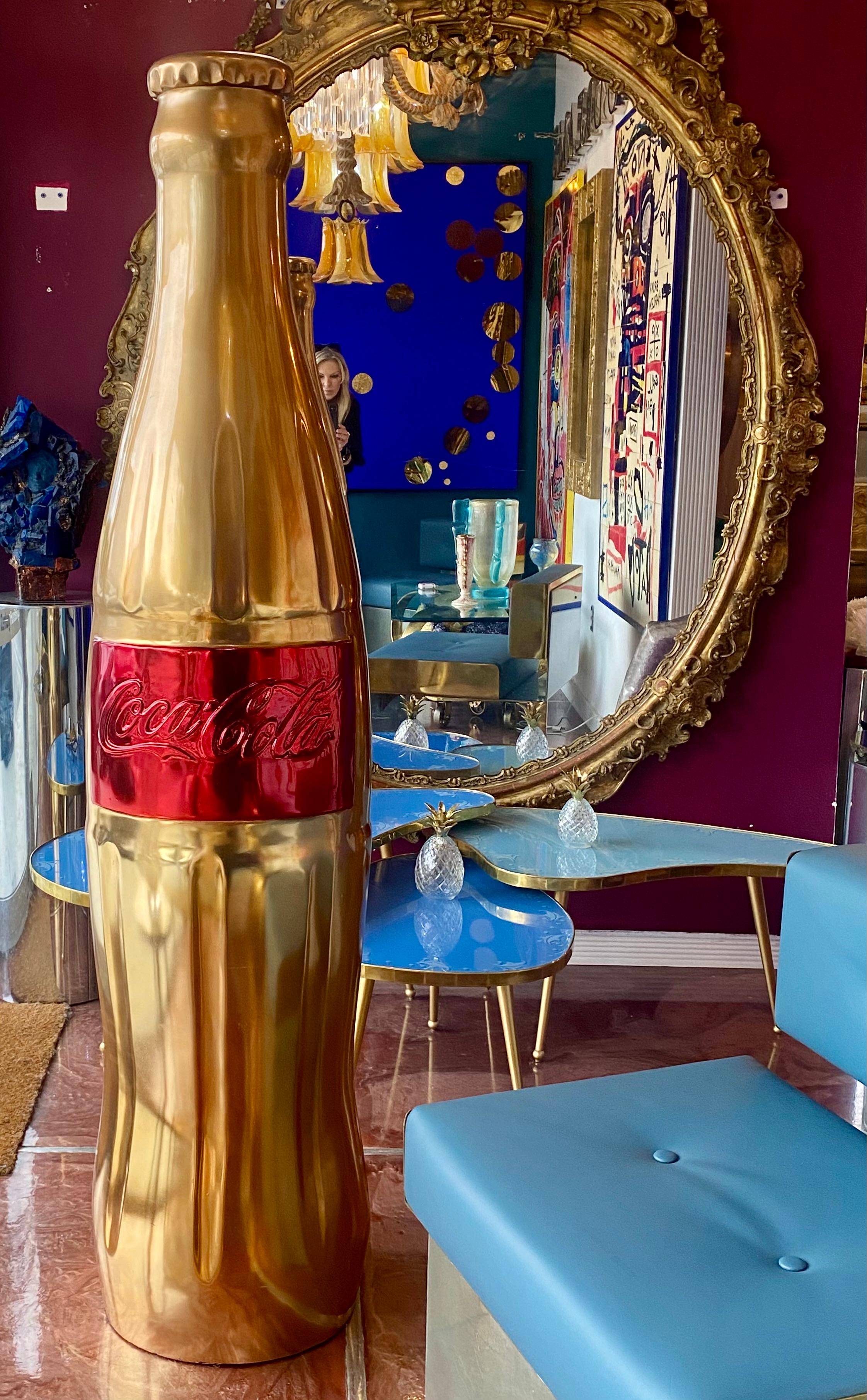 XX secolo Grande scultura in metallo di una bottiglia di Cola d'epoca in vendita