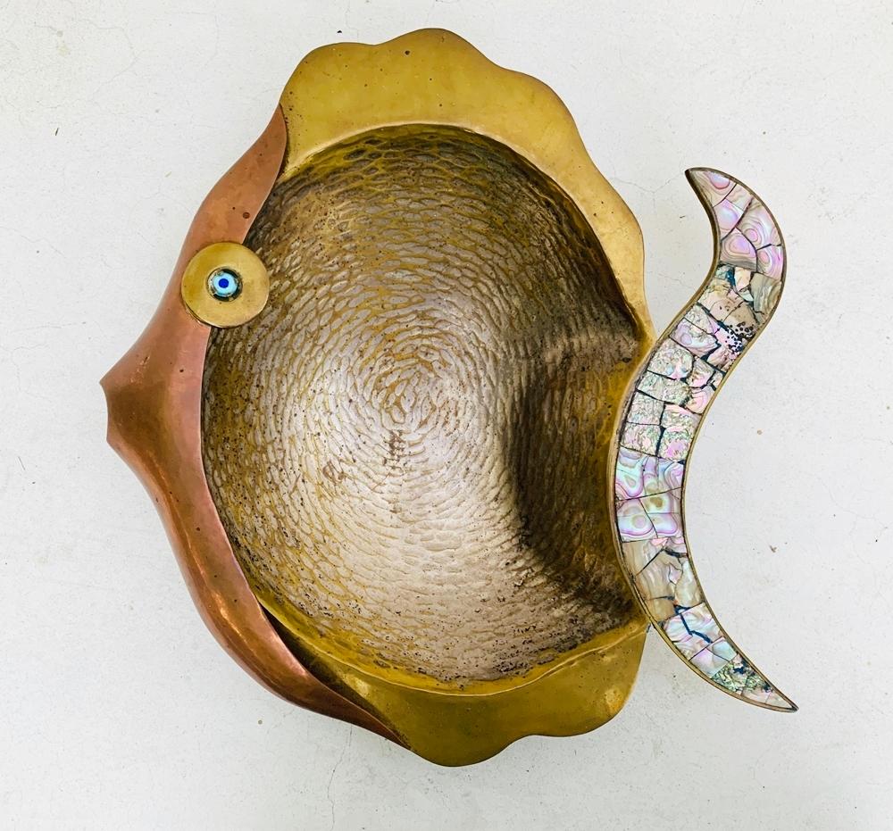 Beautiful copper and brass fish tray adorned with abalone shells and glass eyes.
The piece shows wonderful craftsmanship and attention to detail, the tray seats in large brass and copper balls and the tail is has encrusted abalone shells.

The