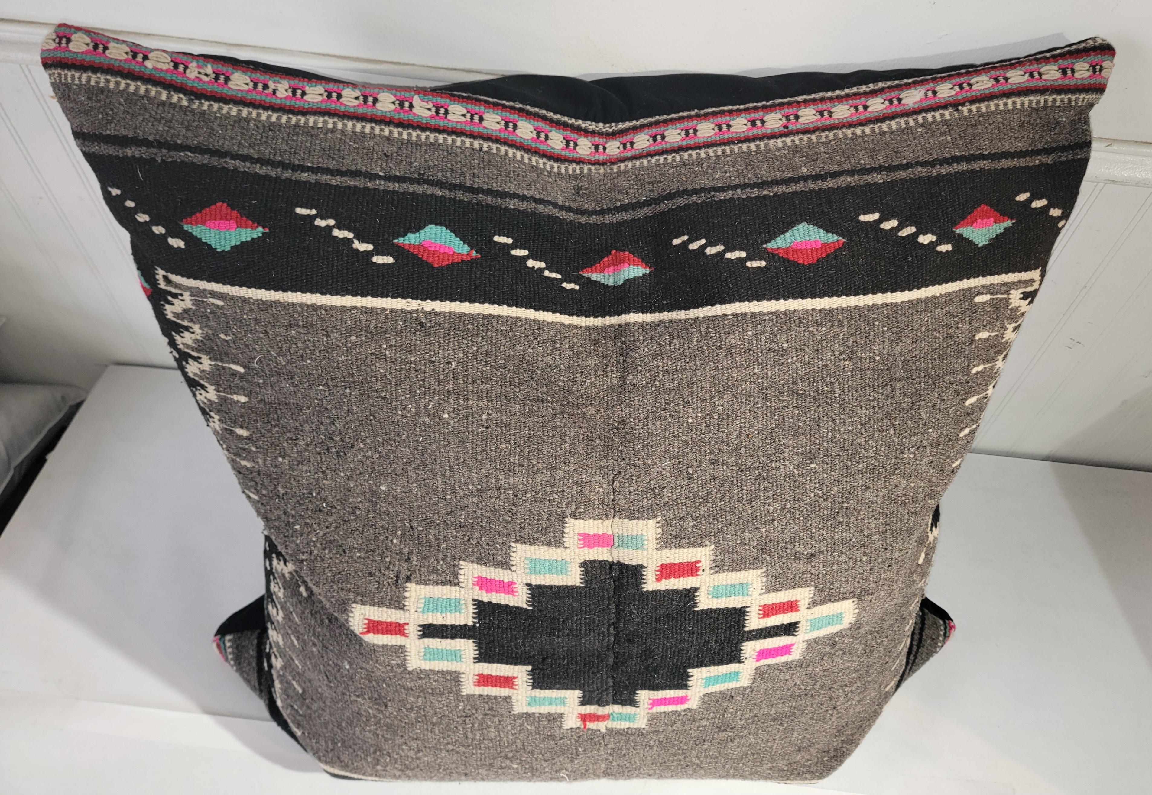 Mexikanisches / indianisches Webkissen aus Tex Coco, Mexiko, mit grauer Leinenunterlage und Daunen- und Federfüllung.